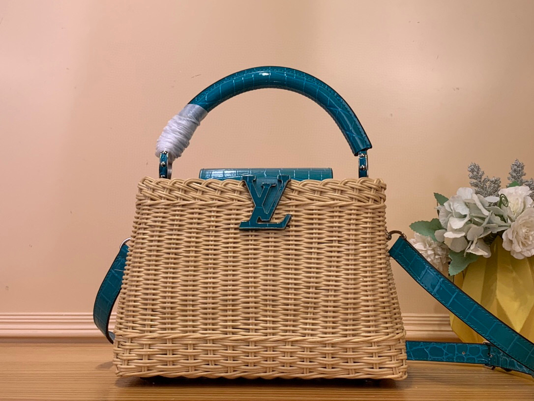 NO:552015,Top original order [CAUCINES BB handbag] N88126 sapphire blue woven/cowhide crocodile pattern (summer) This Caucines BB Hl handbag traces back to the icnic hard case launched by the brand in 1892, interpreting the inspiration of vacation style. The rattan bag body requires several days of ingenious weaving to complete, LV  Letters and printed lining infuse classic style. The flap can be placed on both sides of the inside and outside, with ample space for easy storage of daily items. Dimensions 27 x 9 x 18 cm 125121350 (height x width x length),,louis vuitton,cowhide19860909顶级原单【CAUCINES BB 手袋】N88126 宝蓝 编织/ 牛皮压鳄鱼纹（夏天） 本款 Caucines BB Hl手袋回溯品牌于 1892 年推出的 icnic 硬箱,演绎度假风尚的灵感启发.藤条包身需要数天的匠心编织方可完成,LV 字母和印花内衬注入经典格调.翻盖可置于内外两侧,充裕空间实现日常物品的轻松收纳. 尺寸27 x 9 x 18 厘米 125121350 (高 x 宽 x 长度),,louis vuitton,cowhide,Bag