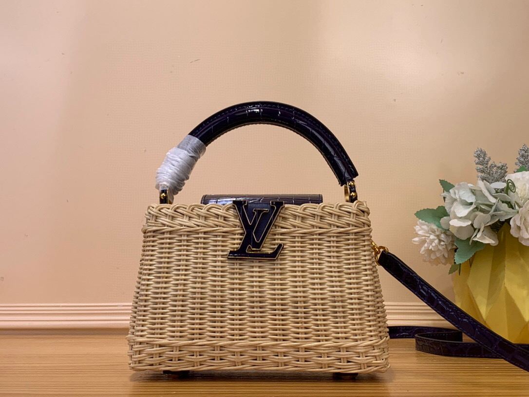NO:552013,Top original order [CAUCINES mini handbag] N88126 dark blue woven/cowhide embossed crocodile pattern (summer) This Caucines mini Hl handbag traces back to the icnic hard case launched by the brand in 1892, interpreting the inspiration of holiday style. The rattan bag body requires several days of ingenious weaving to complete, and the LV letters and printed lining inject classic style. The flap can be placed on both sides of the inside and outside, providing ample space for easy storage of daily items.  Dimensions 21x 13.6 x 8 cm 115121250,,louis vuitton,cowhide19860909顶级原单【CAUCINES mini 手袋】N88126 深蓝 编织/ 牛皮压鳄鱼纹（夏天） 本款 Caucines mini Hl手袋回溯品牌于 1892 年推出的 icnic 硬箱,演绎度假风尚的灵感启发.藤条包身需要数天的匠心编织方可完成,LV 字母和印花内衬注入经典格调.翻盖可置于内外两侧,充裕空间实现日常物品的轻松收纳. 尺寸 21x 13.6 x 8 厘米 115121250,,louis vuitton,cowhide,Bag
