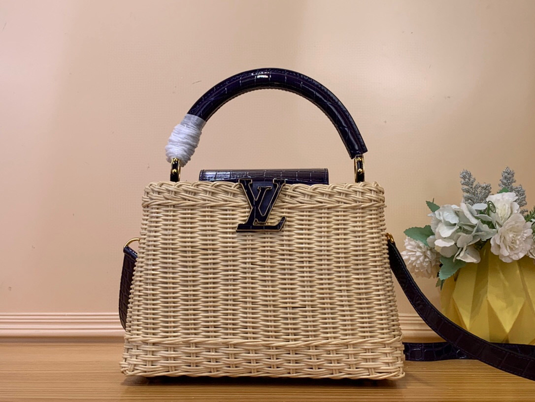 NO:552011,Top original order [CAUCINES BB handbag] N88126 dark blue woven/cowhide crocodile pattern (summer) This Caucines BB handbag traces back to the icnic HL hard case launched by the brand in 1892, interpreting the inspiration of holiday fashion. The rattan bag body requires several days of ingenious weaving to complete, LV  Letters and printed lining infuse classic style. The flap can be placed on both sides of the inside and outside, with ample space for easy storage of daily items. Dimensions 27 x 9 x 18 cm 125121350 (height x width x length),,louis vuitton,cowhide19860909顶级原单【CAUCINES BB 手袋】N88126 深蓝色 编织/ 牛皮压鳄鱼纹（夏天） 本款 Caucines BB 手袋回溯品牌于 1892 年推出的 icnic Hl硬箱,演绎度假风尚的灵感启发.藤条包身需要数天的匠心编织方可完成,LV 字母和印花内衬注入经典格调.翻盖可置于内外两侧,充裕空间实现日常物品的轻松收纳. 尺寸27 x 9 x 18 厘米 125121350 (高 x 宽 x 长度),,louis vuitton,cowhide,Bag