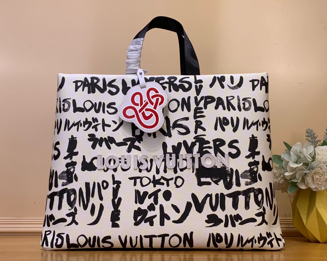 NO:552078,Top original sheet [SHOER TOTE medium handbag] N40797 graffiti/white This Shoer Tote Hr medium handbag is made of Damier checkerboard plaid and eye-catching hand-painted elements, witnessing the joint creativity of harrell Williams and Japanese designer Nigo. French and Japanese bilingually expresses the names of Louis Vuitton, Paris and Tokyo and the words LVvers, and the patterned cotton linings show Nigo's signature style. Size 32 x 16 x 40 cm.6017065 (height x width x length),,louis vuitton,louis vuitton,versace19860909顶级原单【SHOER TOTE 中号手袋】N40797 涂鸦/白色 本款 Shoer Tote Hr中号手袋为 Damier 棋盘格纹叠加醒目手绘元素,见证 harrell Williams 与日本设计师 Nigo 的联袂创意.法日双语抒写路易威登、巴黎和东京之名以及 LVvers 字样,与图案棉质内衬共同展现 Nigo 的标志性风格. 尺寸32 x 16 x 40 厘米.6017065 (高 x 宽 x 长度),,louis vuitton,louis vuitton,versace,Bag