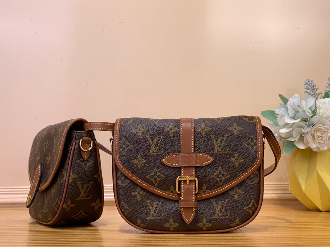 NO:552056,Top original order [DUO BB handbag] m26592 The new autumn and winter Duo BB Jh handbag has a new silhouette, integrating unique design with modern style. This fun accessory reinterprets the classic shape of the Saumur handbag, using the brand's iconic Monogram  Canvas with contrasting cowhide leather trim and adjustable shoulder strap. It can be worn around the waist with two compartments on either side of the hip, or it can be split into two independent handbags. Metal hardware adds a refined touch. Dimensions 14 x 6 x 19 cm 5816065 (H x W x Length),,cowhide19860909顶级原单【DUO BB 手袋】 m26592  秋冬新款 Duo BB Jh手袋以焕然一新的廓形,将别致设计与现代风格融合.本款趣味配饰重新演绎了 Saumur 手袋的经典造型,采用品牌标志性 Monogram 帆布搭配对比色牛皮革饰边,配以可调节肩带.它既可环绕腰间佩戴,两个隔层分置胯部两侧,亦可拆分为两个独立手袋.金属件更添精致质感. 尺寸14 x 6 x 19 厘米 5816065 (高 x 宽 x 长度),,cowhide,Bag