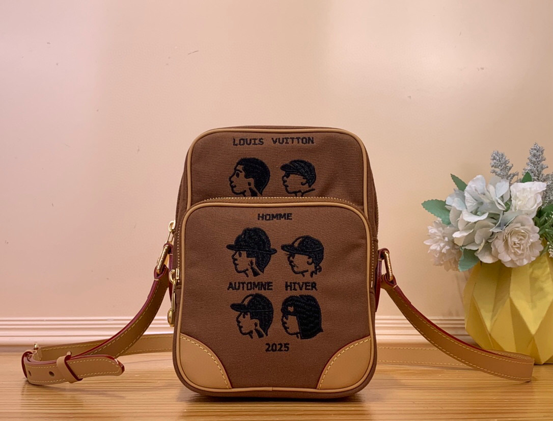 NO:552025,Top Original [AMAZONE Handbag] m14014 Brown/Portrait The stylish Amazone crossbody bag is made of Monogram canvas, and the corners, trim and detachable strap are made of distressed leather. harrell Williams drew inspiration from the design of the 1980s to create a compact handbag that combines retro charm with sophisticated modernity. The zipper pull is decorated with pearls, and the adjustable shoulder strap ensures portability and comfort. Dimensions 20 x 8 x  13.5 cm 6317065, satchels, crossbody bags19860909顶级原单【AMAZONE 手袋】 m14014 棕色/人像 时尚的 Amazone 斜挎包取材 Monogram 帆布,包角、镶边和可拆卸背带均采用做旧皮革.harrell Williams 从 20 世纪 80 年代的设计中汲取灵感,创造出一款融合复古魅力与精致现代感的小巧手袋.拉链头饰有珍珠,可调节肩带确保便携舒适. 尺寸20 x 8 x 13.5 厘米 6317065,,satchels,crossbody bags,Bag