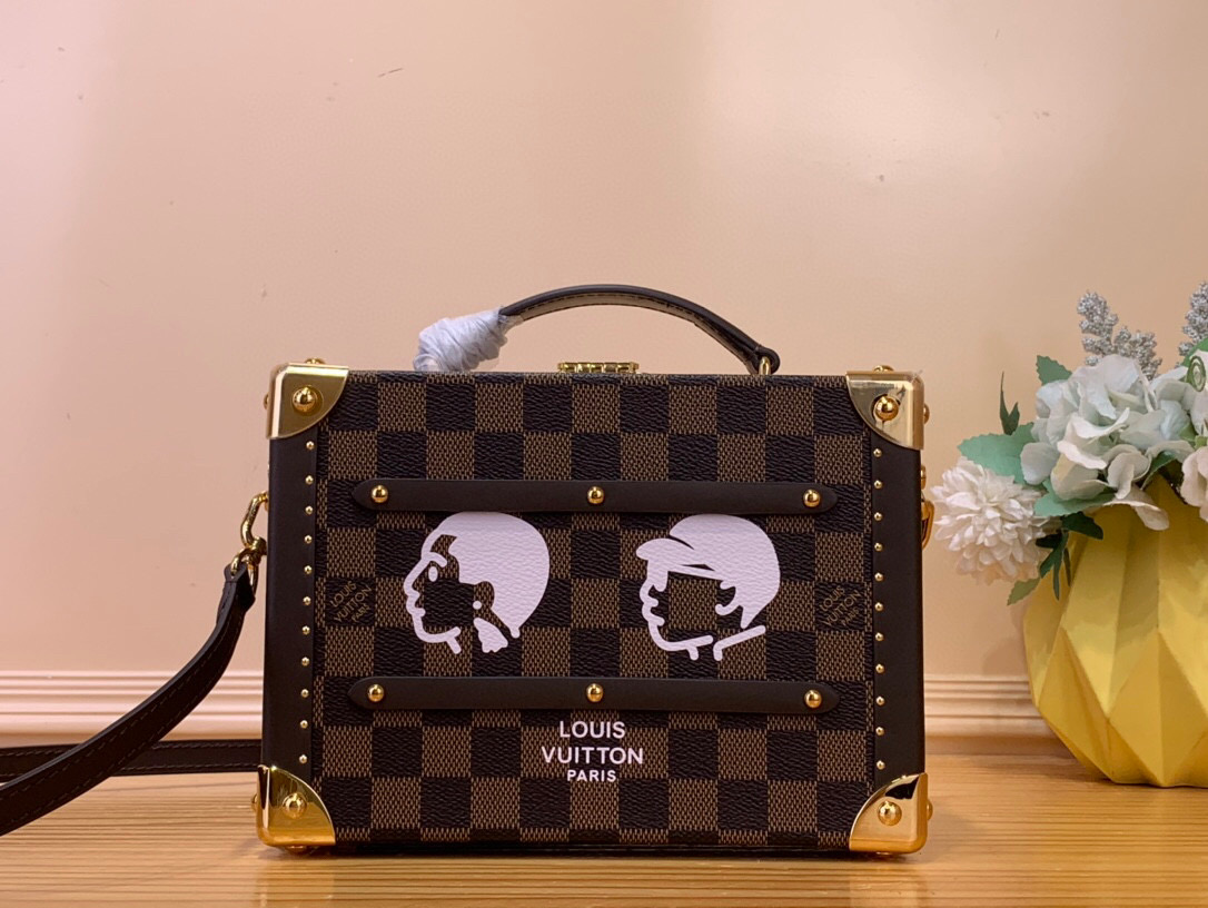 NO:552027,Top original order [SAWAGANI TRUNK handbag] N40765 coffee grid/portrait Sawagani Trunk handbag is made of Damier hriendshi canvas, paying tribute to the long-term cooperation between harrell Williams St and Japanese designer Nigo. Sawagani is derived from Japanese and refers to a Japanese crab with both hard and soft shells. The double-sided design depicts the portrait pattern of harrell and Nigo on one side, and is embellished with fun pockets on the other side. The inner lining is cleverly integrated with Monogram  Flowers and traditional Japanese seven treasure weaving techniques show Nigo's unique creative perspective. Dimensions 16 x 11 x 22 cm 120121450 (height x width x length),19860909顶级原单【SAWAGANI TRUNK 手袋】N40765 咖格/人像 Sawagani Trunk 手袋取材 Damier hriendshi 帆布,致敬 harrell Williams St与日本设计师 Nigo 的长久合作.Sawagani 源自日语,指一种兼具硬壳与软壳的日本螃蟹.双面设计为一面描绘 harrell 与 Nigo 的肖像图案,另一面点缀玩趣口袋.内衬巧妙融合 Monogram 花卉与日本传统七宝编织工艺,展现 Nigo 的别致创作视角. 尺寸16 x 11 x 22 厘米 120121450 (高 x 宽 x 长度),,Bag