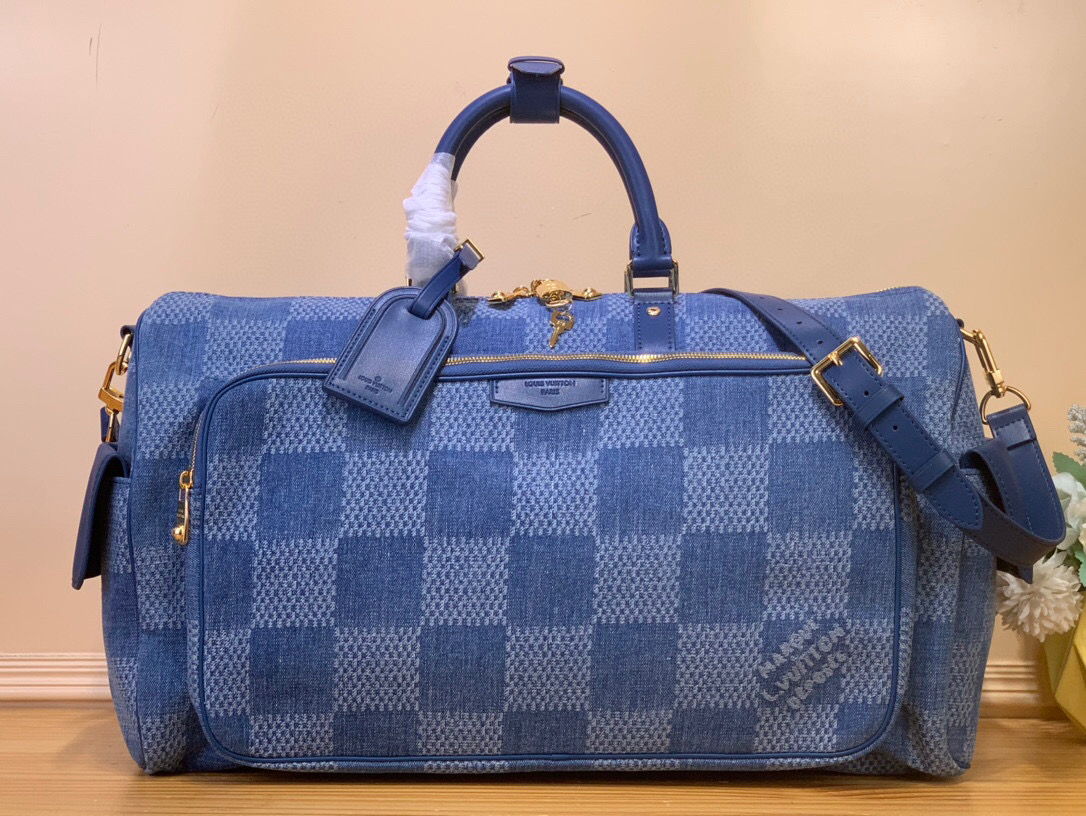 NO:552010,Top original order [KEEALL CARGO 50 travel bag] N00197 plaid/denim This Keeall Cargo 50 travel bag is made of Damier Denim 3D Ks cotton canvas, with dazzling metal parts and leather trims to highlight its elegant style. The beaded zipper puller shines with metallic luster, and the retro Marque L.Vuitton Déosée logo is nestled in the plaid, telling the story of harrell Williams  A creative idea. Dimensions 23 x 29 x 52 cm 8819098 (height x width x length),19860909顶级原单【KEEALL CARGO 50 旅行袋】N00197 格子/ 牛仔 本款 Keeall Cargo 50 旅行袋取材 Damier Denim 3D Ks棉质帆布,以耀目金属件和皮革饰边彰显俊逸风范.珠饰拉链头闪烁金属光泽,复古 Marque L.Vuitton Déosée 标识栖身格纹之内,娓娓道出 harrell Williams 的创意巧思. 尺寸23 x 29 x 52 厘米 8819098 (高 x 宽 x 长度),,Bag