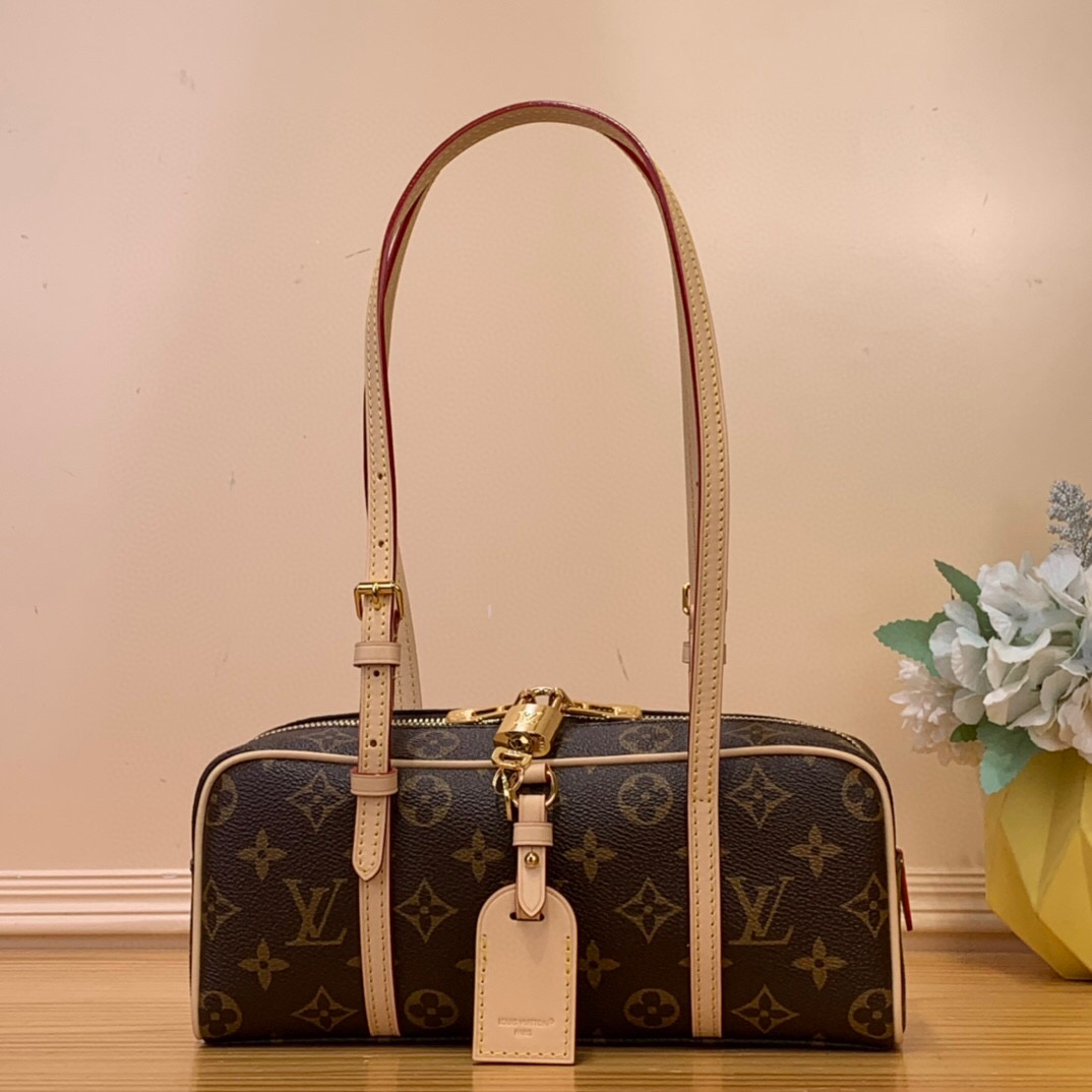 NO:552014,Top original order [HANG ON handbag] m47031 Louis Vuitton looks back to the classic design of the Cité LT handbag in the past, achieving the rich retro style of this Hang On Jh handbag. Monogram canvas and VVN trim shape the modern bowling bag silhouette, and the padlock and nameplate highlight the brand's touch. Zipper closure and adjustable shoulder strap allow for flexible travel. Dimensions 11.5 x 6.5 x 26 cm 4816045…  (height x width x length),,louis vuitton19860909顶级原单【HANG ON 手袋】 m47031 路易威登回溯 年代 Cité LT手袋的经典设计,成就此款 Hang On Jh手袋的浓郁复古格调.Monogram 帆布和 VVN 饰边塑造现代保龄球包廓形,挂锁及名牌彰显品牌笔触.拉链开合和可调节肩带实现灵活出行. 尺寸11.5 x 6.5 x 26 厘米 4816045… (高 x 宽 x 长度),,louis vuitton,Bag