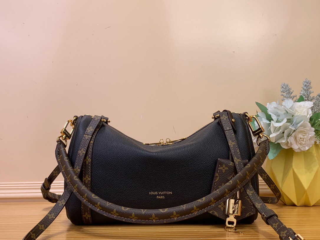 NO:552086,Top original order [EXRESS small handbag] m26039 black m26360 smoke green m26905 ivory white This Exress Lt small handbag is an urban luxury product. Its design is inspired by the brand's classic Keeall travel bag. It is carefully made of fine cow leather and decorated with Monogram  The classic pattern edging and lining, paired with metal hardware and the iconic key bag and padlock, reflect the essence of Louis Vuitton's travel tradition. The compact size can store daily belongings and can be switched with multiple carrying methods to suit modern urban life. Dimensions 17 x 13.5 x 26 cm 6517075 (height x width x length),,louis vuitton,cowhide19860909顶级原单【EXRESS 小号手袋】 m26039 黑色 m26360 烟灰绿 m26905 象牙白 本款 Exress Lt 小号手袋堪称都市臻品,其设计灵感源自品牌经典 Keeall 旅行袋.选用细腻牛皮革精心打造,饰以 Monogram 经典花纹镶边与内衬,搭配金属件及标志性钥匙包与挂锁,尽显路易威登旅行传统的精髓.精巧尺寸恰能收纳日常随身物件,多种背法随心切换,契合现代都市生活. 尺寸17 x 13.5 x 26 厘米 6517075 (高 x 宽 x 长度),,louis vuitton,cowhide,Bag