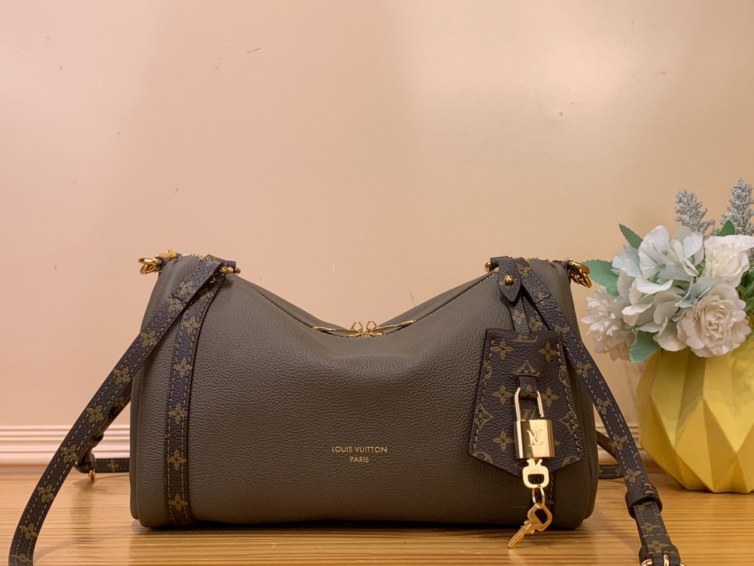 NO:552092,Top original order [EXRESS small handbag] m26039 black m26360 smoke green m26905 ivory white This Exress Lt small handbag can be called an urban luxury product. Its design is inspired by the brand's classic Keeall travel bag. It is carefully made of fine cow leather and decorated with Monogram  The classic pattern edging and lining, paired with metal hardware and the iconic key bag and padlock, reflect the essence of Louis Vuitton's travel tradition. The compact size can store daily belongings and can be switched with multiple carrying methods to suit modern urban life. Dimensions 17 x 13.5 x 26 cm 6517075 (height x width x length),,louis vuitton,cowhide19860909顶级原单【EXRESS 小号手袋】 m26039 黑色 m26360 烟灰绿 m26905 象牙白 本款 Exress Lt小号手袋堪称都市臻品,其设计灵感源自品牌经典 Keeall 旅行袋.选用细腻牛皮革精心打造,饰以 Monogram 经典花纹镶边与内衬,搭配金属件及标志性钥匙包与挂锁,尽显路易威登旅行传统的精髓.精巧尺寸恰能收纳日常随身物件,多种背法随心切换,契合现代都市生活. 尺寸17 x 13.5 x 26 厘米 6517075 (高 x 宽 x 长度),,louis vuitton,cowhide,Bag