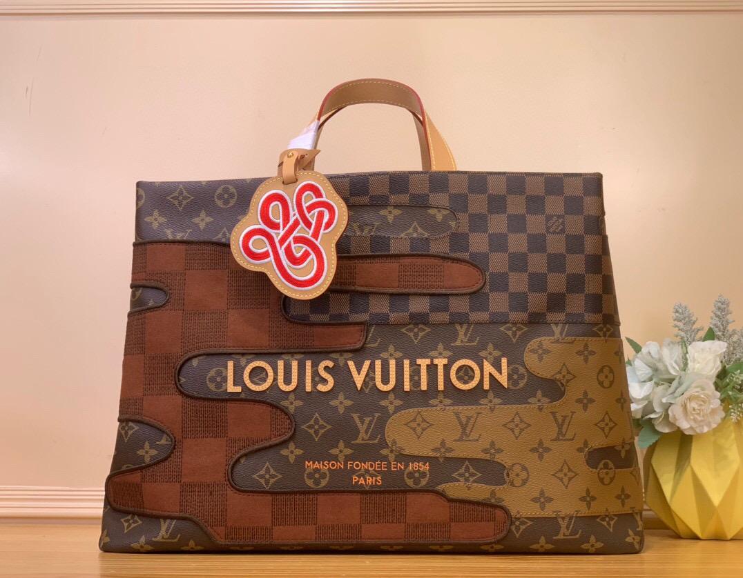 NO:552215,Top original item [SHOER TOTE Medium Handbag] m15274 Color Blocking This Shoer Tote handbag is made of Monogram db coated canvas body with Monogram Reverse and Damier canvas patches sewn on it, subtly paying tribute to the Japanese Boro patchwork craftsmanship. The Louis Vuitton logo on the front injects a unique style, and the top handle and ample space realize functional considerations. Dimensions 32 x 16 x 40 cm. 7819095 (H x  width x length),,louis vuitton,versace19860909顶级原单【SHOER TOTE 中号手袋】 m15274 拼色 本款 Shoer Tote 手袋为 Monogram db涂层帆布包身缝上 Monogram Reverse 和 Damier 帆布贴饰,巧妙致意日式 Boro 拼布工艺.正面路易威登标识注入别致风格,顶部手柄和充裕空间实现功能考量. 尺寸32 x 16 x 40 厘米.7819095 (高 x 宽 x 长度),,louis vuitton,versace,Bag