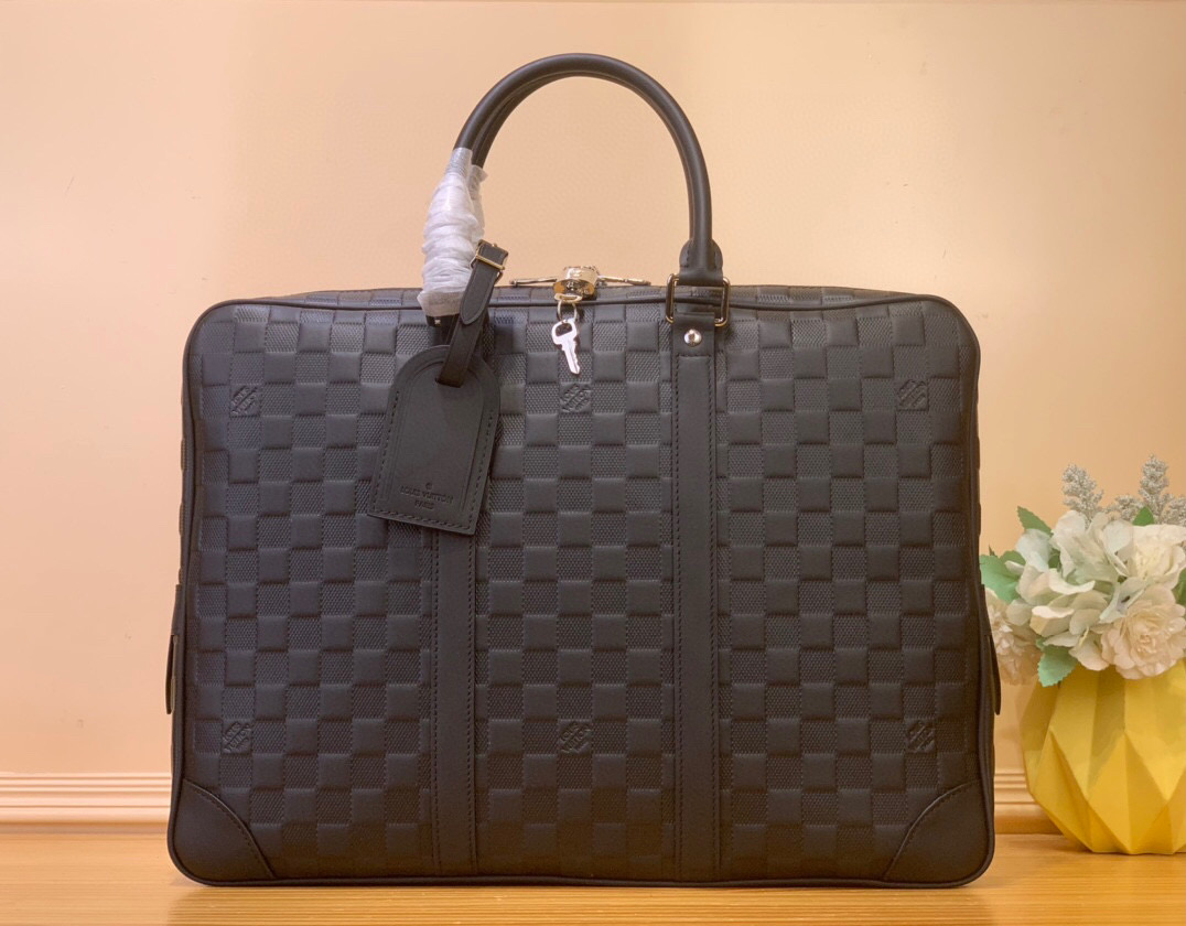 NO:552022,Top original order [ORTE-DOCUMENTS briefcase] N41146 black (checkerboard) The orte-Documents Voyage briefcase made of Ei Hx leather can be called a modern interpretation of Louis Vuitton's classic design. The fine craftsmanship and soft leather make this bag exude the ultimate luxury at all times. Dimensions 41 x 31 x 7 cm 7518085, Louis Vuitton19860909顶级原单【ORTE-DOCUMENTS 公文包】N41146 黑色（棋盘格） 以Ei Hx皮革打造的orte-Documents Voyage公文包 堪称路易威登经典设计的现代演绎.精细的工艺和柔软的皮革,使此款包袋无时不散发出极致奢华的气息. 尺寸41 x 31 x 7 cm 7518085,,louis vuitton,Bag