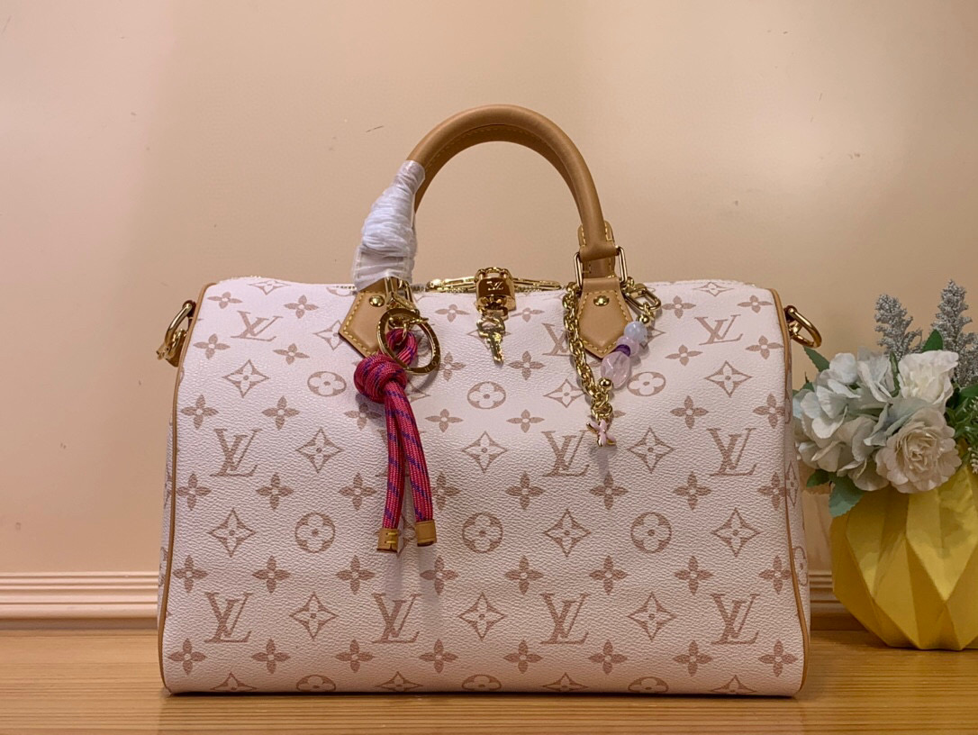 NO:552038,Top original order [SEEDY SOFT 30 LUCKY Handbag] m15108 White Flower/Dune This Seedy Soft 30 Lucky handbag is made of Monogram Dune sj canvas with VVN leather trim, and then uses jewelry-like decoration, contrasting lining, rope knots and dazzling metal parts to highlight the exquisite details. The ample structure can easily accommodate a tablet computer and daily needs. Dimensions 21 x 17 x 30 cm  6318075 (height x width x length),19860909顶级原单【SEEDY SOFT 30 LUCKY 手袋】 m15108 白花/沙丘 本款 Seedy Soft 30 Lucky 手袋为 Monogram Dune sj帆布勾勒 VVN 皮革饰边,再借宛若珠宝的装饰、撞色内衬、绳结和耀目金属件点亮考究细节,充裕构型可轻松容纳平板电脑与日常所需. 尺寸21 x 17 x 30 厘米 6318075 (高 x 宽 x 长度),,Bag
