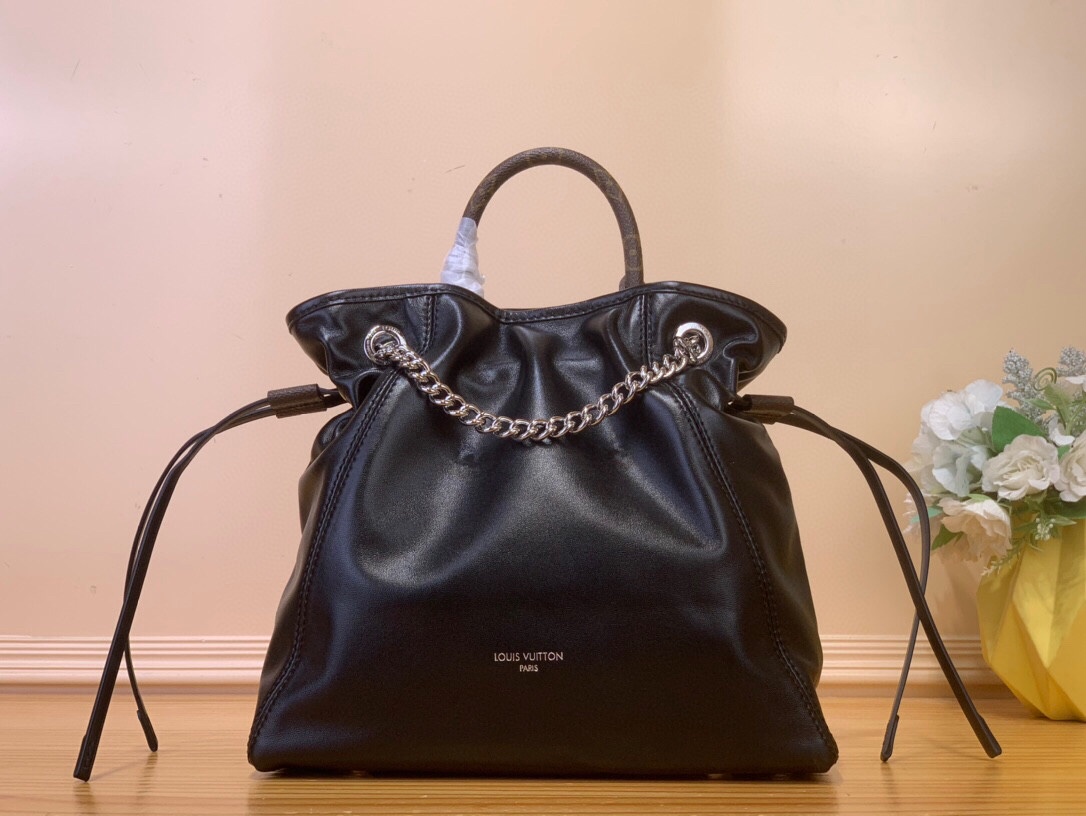 NO:552050,Top original item [OFF DUTY VIBE Backpack] m25522 The black leather LV Vibe series launches the Off Duty Ys backpack, which is made of sheep leather with a casual configuration, making it a good choice for daily travel. The jewel-like luster chain is embellished with the LV Circle logo, and can also be easily switched to a shoulder bag. Size 25 x 10 x 24 cm 8219095 (height x width x length), off white, louis  vuitton,shoulder bags,sheepskin19860909顶级原单【OFF DUTY VIBE 双肩包】 m25522 黑皮 LV Vibe 系列推出 Off Duty Ys双肩包,以羊皮革塑造休闲构型,成就日常出行佳选.珠宝般的莹泽链条点缀 LV Circle 标识,亦可轻松切换为单肩包. 尺寸25 x 10 x 24 厘米 8219095 (高 x 宽 x 长度),,off white,louis vuitton,shoulder bags,sheepskin,Bag