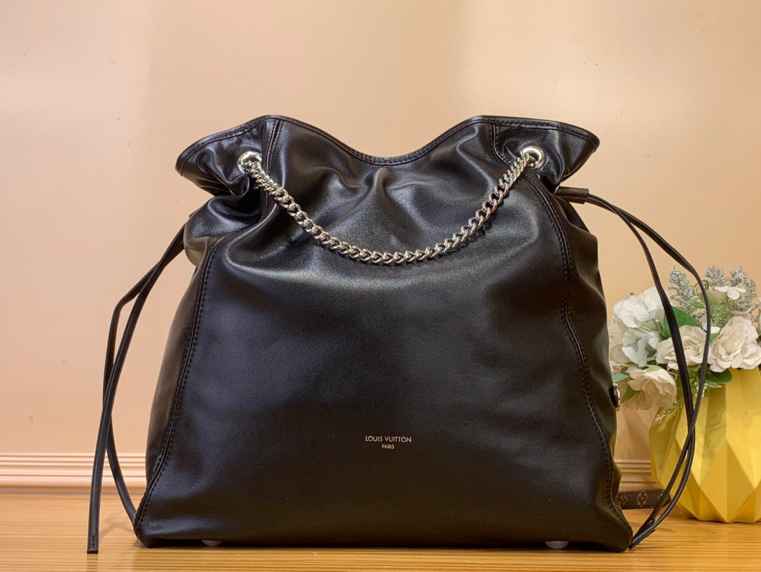 NO:552044,Top original order [OFF DUTY VIBE medium handbag] m25545 black leather Off Duty medium handbag comes from the LV Vibe Ys series, which can inject avant-garde rock style into all looks. The sheepskin bag is equipped with glossy metal parts, and the LV Circle logo is on one side. Dimensions 24 x 11.5 x 33 cm 8819095 (height x width x length),,off white, louis  vuitton,sheepskin19860909顶级原单【OFF DUTY VIBE 中号手袋】 m25545 黑皮 Off Duty 中号手袋出自 LV Vibe Ys系列,可为各式造型注入前卫摇滚风范.羊皮革包身配有莹泽金属件,LV Circle 标识栖身一侧. 尺寸24 x 11.5 x 33 厘米 8819095 (高 x 宽 x 长度),,off white,louis vuitton,sheepskin,Bag