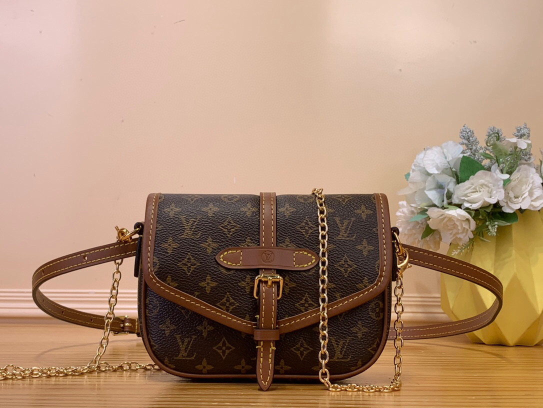 NO:552036,Top original item [SOLO handbag] m27096 This Solo handbag is made of Monogram Cc canvas and smooth cow leather, with contrasting lining and detachable metal chain, adding a trendy choice to accessories. The right size can easily hold keys and change. The detachable wide shoulder strap is easy to carry on the shoulder, cross-body or waist. Dimensions 11.6 x 4 x 15.7 cm. 4515055 (H x W x  length),,cowhide19860909顶级原单【SOLO 手袋】 m27096 本款 Solo 手袋拼接 Monogram Cc帆布和光滑牛皮革,搭配撞色内衬与可拆卸金属链条,为配饰增添潮流之选.恰宜尺寸可轻松容纳钥匙与零钱.可拆卸宽肩带便于肩背、斜挎或系腰. 尺寸11.6 x 4 x 15.7 厘米.4515055 (高 x 宽 x 长度),,cowhide,Bag
