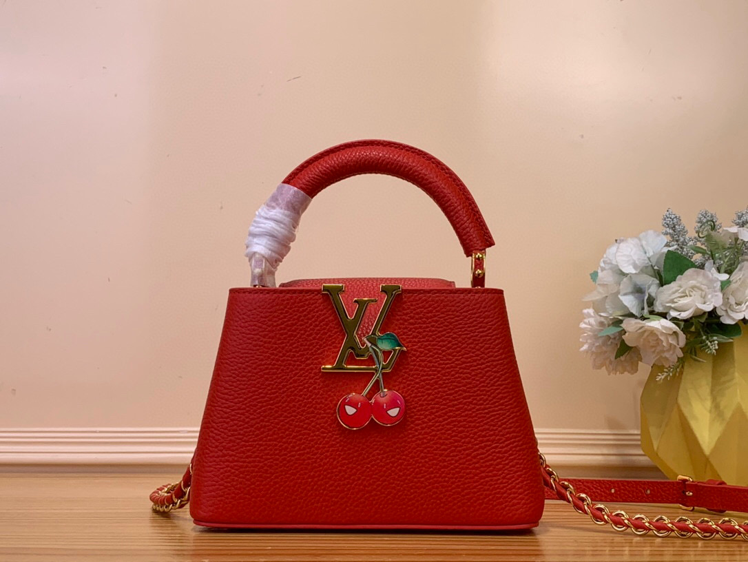 NO:552034,Top original list [LV x TM CAUCINES mini handbag] m13250 red/cherry This Caucines mini Hl handbag is made of delicate Taurillon cowhide leather, with the front LV letters and Monogram denim inner bag embellished with cherry patterns, showing the joyful tone of Louis Vuitton x Takashi Murakami cross-border cooperative replica series from a conspicuous perspective. Dimensions 14 x 8 x 21 cm 115121250 (height x width x length),,louis vuitton,louis vuitton,cowhide19860909顶级原单【LV x TM CAUCINES mini手袋】 m13250 红色/樱桃 本款 Caucines mini Hl手袋取材细腻 Taurillon 牛皮革,为正面 LV 字母与 Monogram 丹宁内袋点缀樱桃图案,以瞩目视角道出路易威登 x 村上隆跨界合作复刻系列的欢悦基调. 尺寸14 x 8 x 21 厘米 115121250 (高 x 宽 x 长度),,louis vuitton,louis vuitton,cowhide,Bag