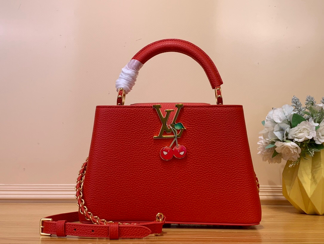 NO:552031,Top original list [LV x TM CAUCINES BB handbag] m13250 red/cherry This Caucines BB hl handbag is made of delicate Taurillon cowhide leather, with the front LV letters and Monogram denim inner bag embellished with cherry patterns, showing the joyful tone of Louis Vuitton x Takashi Murakami cross-border cooperative replica series from a striking perspective. Size 17.3 x 9 x 27 cm 125121400 (height x width x length),,louis vuitton,louis vuitton,cowhide19860909顶级原单【LV x TM CAUCINES BB 手袋】 m13250 红色/樱桃 本款 Caucines BB hl手袋取材细腻 Taurillon 牛皮革,为正面 LV 字母与 Monogram 丹宁内袋点缀樱桃图案,以瞩目视角道出路易威登 x 村上隆跨界合作复刻系列的欢悦基调. 尺寸17.3 x 9 x 27 厘米 125121400 (高 x 宽 x 长度),,louis vuitton,louis vuitton,cowhide,Bag