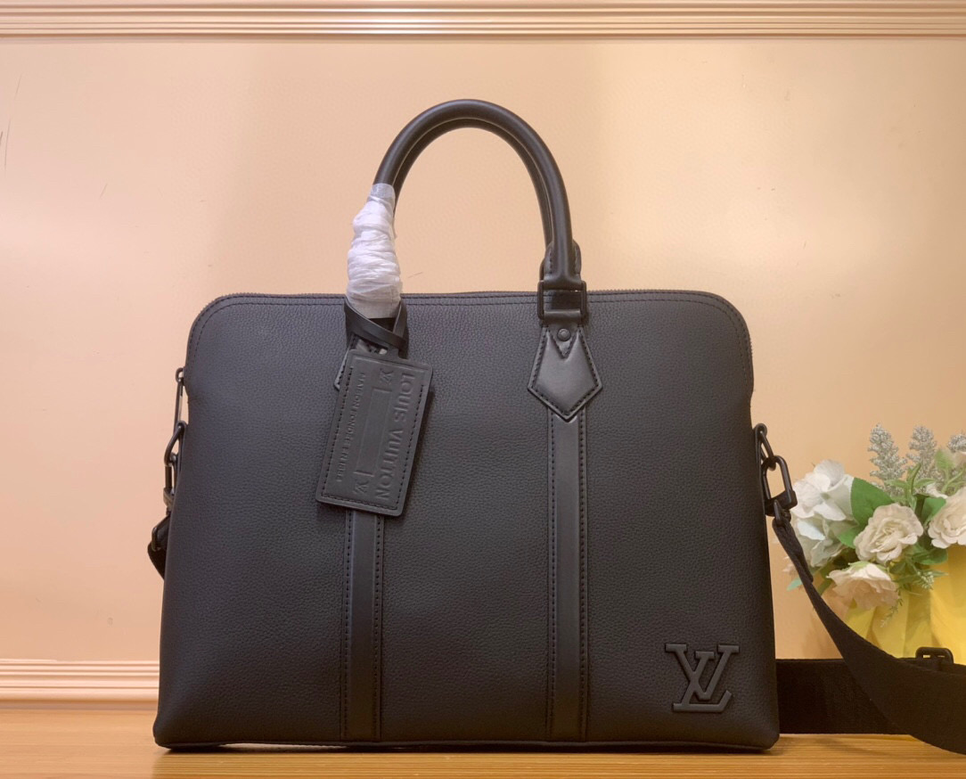 NO:552042,Top original order [BRIEFCASE briefcase] m59159 black/business, made of Taga hx embossed leather, subtle embellished with metal LV letters, men's, injecting an elegant style into the commuting design. The front pocket is equipped with a magnetic buckle flap, and the detachable shoulder strap provides a shoulder-carrying experience. Size 38 x 29.5 x 7 cm 7518078, louis vuitton19860909顶级原单【BRIEFCASE 公文包】m59159 黑色/商务 取材 Taga hx压纹皮革,含蓄点缀金属 LV 字母,男士 为通勤设计注入典雅格调.前袋配有磁扣翻盖,可拆卸肩带提供肩背体验. 尺寸38 x 29.5 x 7 厘米 7518078,,louis vuitton,Bag