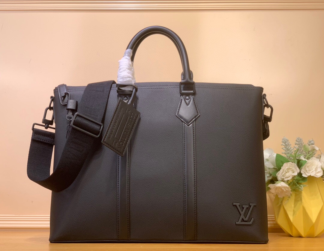 NO:552048,Top original order [Lock It Tote Aer Handbag] M59158 Black/Business Made of soft grained cow leather, integrating the brand's classic design touches Aerogram Hx men's leather side straps from Keeall handbags, handle loops are in line with the Seedy series. Plenty of space to accommodate laptops and other daily needs. Dimensions 43.0 x 33.5 x 16.0 cm 7818088,,cowhide19860909顶级原单【Lock It Tote Aer 手袋】M59158 黑色/商务 取材柔软粒面牛皮革,融汇品牌经典设计笔触Aerogram Hx男士 皮革侧带源自 Keeall 手袋,手柄环与 Seedy 系列一脉相承.充裕空间可容纳笔记本电脑和其他日常所需. 尺寸43.0 x 33.5 x 16.0 厘米7818088,,cowhide,Bag