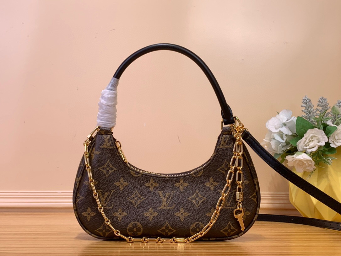 NO:552054,Top original order [CATCHY small handbag] m25223 This Catchy hl small handbag is made of canvas with cow leather trim, and the classic Monogram jh pattern pays homage to the brand tradition, making it another smart choice. The neat structure makes it easy to carry with you every day needs, the double-sided sliding straps make it easy to adjust the bag body contour, and the detachable metal chain complements the key-shaped decoration. Dimensions 10 x 6 x 24 cm 4616065 (H x  width x length),,cowhide19860909顶级原单【CATCHY 小号手袋】 m25223 本款 Catchy hl小号手袋为帆布勾勒牛皮革饰边,以经典 Monogram jh图案致敬品牌传统,成就又一灵巧之选.利落构型令日常所需轻松随行,双侧滑带方便调节包身轮廓,可拆卸金属链条与钥匙造型装饰相映成趣. 尺寸10 x 6 x 24 厘米 4616065 (高 x 宽 x 长度),,cowhide,Bag