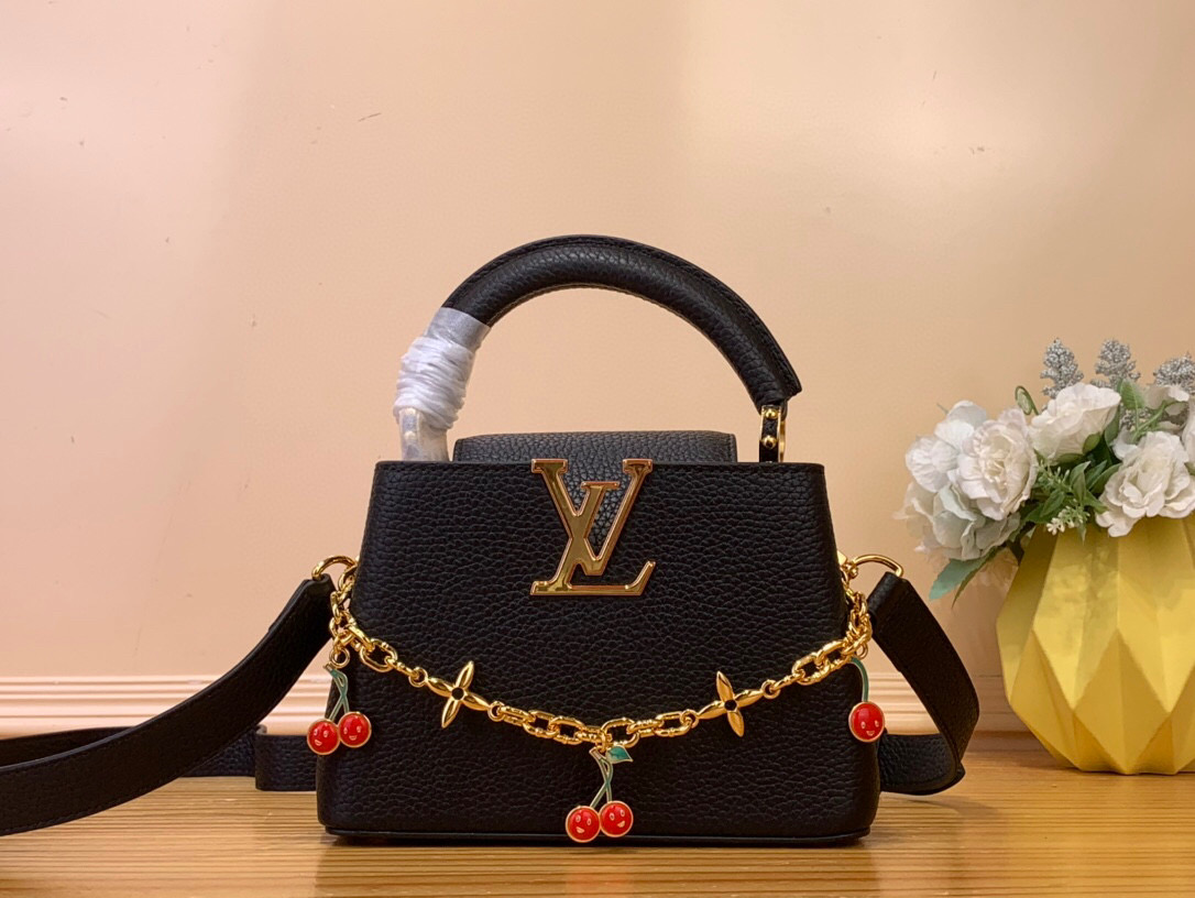 NO:552046,Top original order [LV x TM CAUCINES mini handbag] m13714 black/cherry This Caucines mini handbag is from the Louis Vuitton x Takashi Murakami replica series. Hl shows the brand's exquisite craftsmanship with its smart style. The shiny metal parts and enamel LV letters highlight the details of the Taurillon cow leather bag, the Monogram floral perch detachable chain, and the bright cherry decoration add a new season touch. Size 14 x  8 x 21 cm 120121300 (height x width x length),,louis vuitton,louis vuitton,cowhide19860909顶级原单【LV x TM CAUCINES mini 手袋】 m13714 黑色/ 樱桃 本款 Caucines mini手袋出自路易威登 x 村上隆复刻系列,Hl以灵动风姿彰显品牌精湛匠艺.亮泽金属件和珐琅 LV 字母为 Taurillon 牛皮革包身点亮细节,Monogram 花卉栖身可拆卸链条,明丽樱桃装饰再添新季笔触. 尺寸14 x 8 x 21 厘米 120121300 (高 x 宽 x 长度),,louis vuitton,louis vuitton,cowhide,Bag