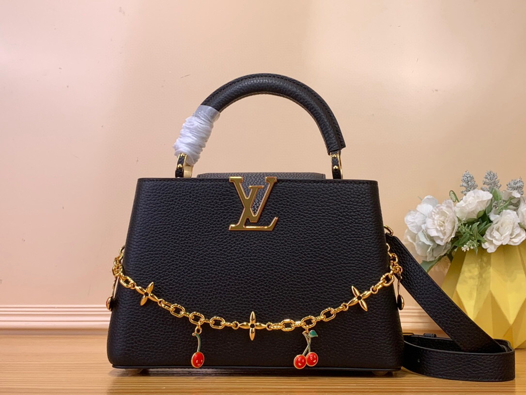 NO:552043,Top original order [LV x TM CAUCINES bb handbag] m13714 black/cherry This Caucines bb hl handbag is from the Louis Vuitton x Takashi Murakami replica series, showing the brand's exquisite craftsmanship with its smart style. Shiny metal parts and enamel LV letters highlight the details of the Taurillon cow leather bag, Monogram flower perched detachable chain, and bright cherry decoration add new season touches.  Dimensions 17.3 x 9 x 27 cm 130121400 (height x width x length),,louis vuitton,louis vuitton,cowhide19860909顶级原单【LV x TM CAUCINES bb 手袋】 m13714 黑色/ 樱桃 本款 Caucines bb hl手袋出自路易威登 x 村上隆复刻系列,以灵动风姿彰显品牌精湛匠艺.亮泽金属件和珐琅 LV 字母为 Taurillon 牛皮革包身点亮细节,Monogram 花卉栖身可拆卸链条,明丽樱桃装饰再添新季笔触. 尺寸17.3 x 9 x 27 厘米 130121400 (高 x 宽 x 长度),,louis vuitton,louis vuitton,cowhide,Bag