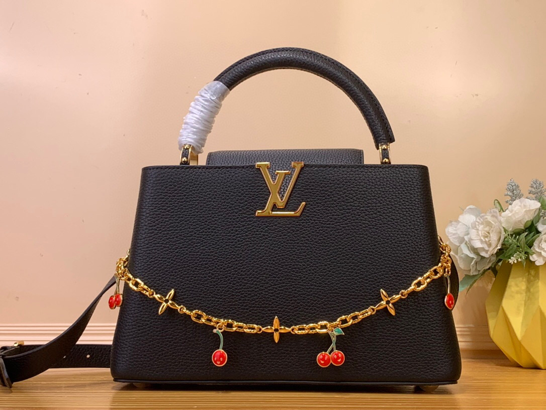 NO:552040,Top original sheet [LV x TM CAUCINES medium handbag] m13714 Black/Cherry This Caucines hl medium handbag comes from Louis Vuitton x Takashi Murakami replica series, showing the brand's exquisite craftsmanship with a lively style. Glossy metal parts and enamel LV letters illuminate the details of the Taurillon cowhide, Monogram floral decorative chain, and bright cherry decoration adds new seasonal brushstrokes. Dimensions 20 x 11 x 31.05 cm 135121450 (height x width x length),,louis vuitton,louis vuitton,cowhide19860909顶级原单【LV x TM CAUCINES 中号手袋】 m13714 黑色/ 樱桃 本款 Caucines hl中号手袋出自路易威登 x 村上隆复刻系列,以灵动风姿彰显品牌精湛匠艺.亮泽金属件和珐琅 LV 字母为 Taurillon 牛皮革包身点亮细节,Monogram 花卉栖身可拆卸链条,明丽樱桃装饰再添新季笔触. 尺寸20 x 11 x 31.05 厘米 135121450 (高 x 宽 x 长度),,louis vuitton,louis vuitton,cowhide,Bag