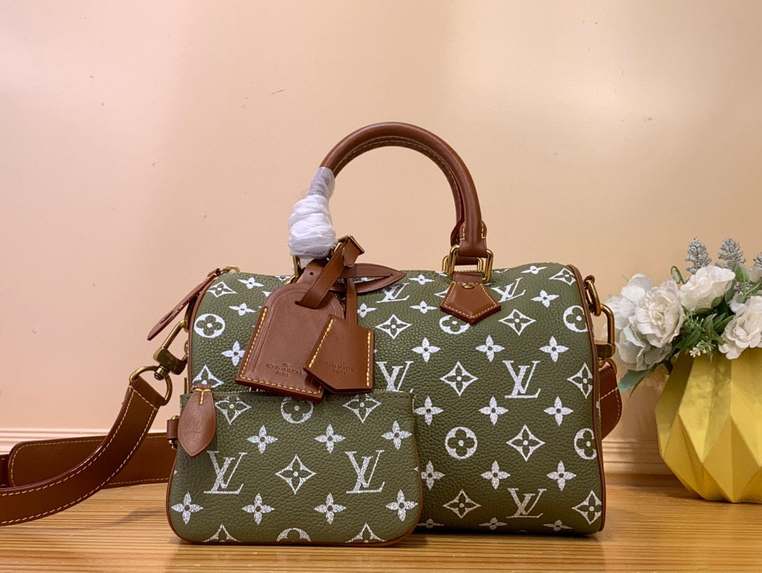 NO:552062,Top original order [SEEDY 9 BANDOULIRE25 handbag] M11561 lake blue m11562 purple m24443 brown m24426 yellow m24425 red m24424 blue m24423 green This Seedy 9 Bandoulière25 Monogram leather handbag uses soft cow leather to convey a luxurious texture. Monogram  Monogram elements on printed canvas. Polished hardware, sheepskin lining and built-in branding reflect Creative Director harrell Williams' attention to detail. Dimensions 25 x 15 x 15 cm (length x height x width),,cowhide,sheepskin19860909顶级原单【SEEDY 9 BANDOULIRE25 手袋】M11561 湖水蓝 m11562 紫色 m24443 棕色 m24426 黄色 m24425 红色 m24424 蓝色 m24423绿色 本款 Seedy 9 Bandoulière25Monogram 皮革手袋以柔软牛皮革传递华贵质感.Monogram 印花临摹帆布上的Monogram 元素.抛光金属件、羊皮革内衬与内置标牌彰显创意总监harrell Williams 对考究细节的专注. 尺寸25 x 15 x15厘米(长度x高x宽),,cowhide,sheepskin,Bag