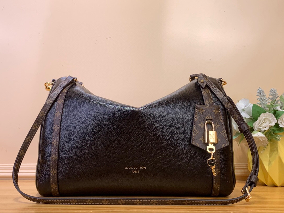 NO:552247,Top original order [EXRESS medium handbag] m26359 dark brown (oiled leather) m26397 black (lychee pattern) This season's Exress Lt medium handbag is specially designed for modern women. This iconic design uses a cow leather body with Monogram St classic canvas trim. Monogram  The jacquard lining pays tribute to the brand's long heritage, making it a perfect choice for urban life. You can switch to various carrying methods at will. The key bag and padlock add the finishing touch to the overall design. Dimensions 24 x 18.5 x 36 cm 7219082.. (height x width x length),,cowhide19860909顶级原单【EXRESS 中号手袋】 m26359 深棕（油腊皮） m26397 黑色（荔枝纹） 本季 Exress Lt中号手袋专为现代女性匠心打造.本款标志性设计采用牛皮革包身搭配 Monogram St经典帆布饰边.Monogram 提花内衬致敬品牌悠久传承,成就都市生活佳选,可随心切换多种背法.点睛之笔的钥匙包与挂锁,为整体设计增添点睛精妙细节. 尺寸24 x 18.5 x 36 厘米 7219082.. (高 x 宽 x 长度),,cowhide,Bag