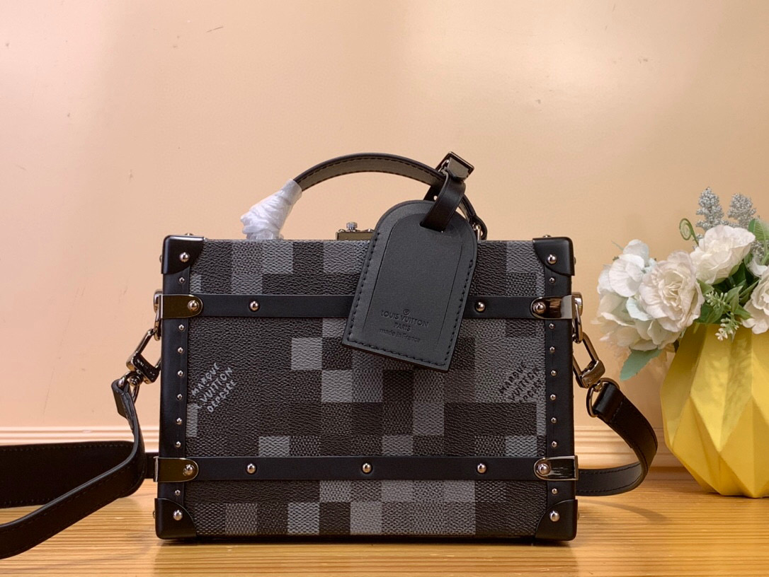 NO:552063,Top original list [Handle Trunk Hardbox Handbag] N00059 11118 Black/Mosaic Handle trunk is reinterpreted with a timeless combination of letters. This new essential is the perfect accessory for any day and night outfit. Size 24 x 16.5 x 8 cm 120121880.. (Length x Height x Width),19860909顶级原单【Handle Trunk 硬箱手袋】N00059 11118 黑格/马赛克  手柄树干以永恒的字母组合重新诠释.这款新必备品是完成任何日夜服装的完美配饰. 尺寸24 x 16.5 x 8厘米 120121880..（长x高x宽）,,Bag