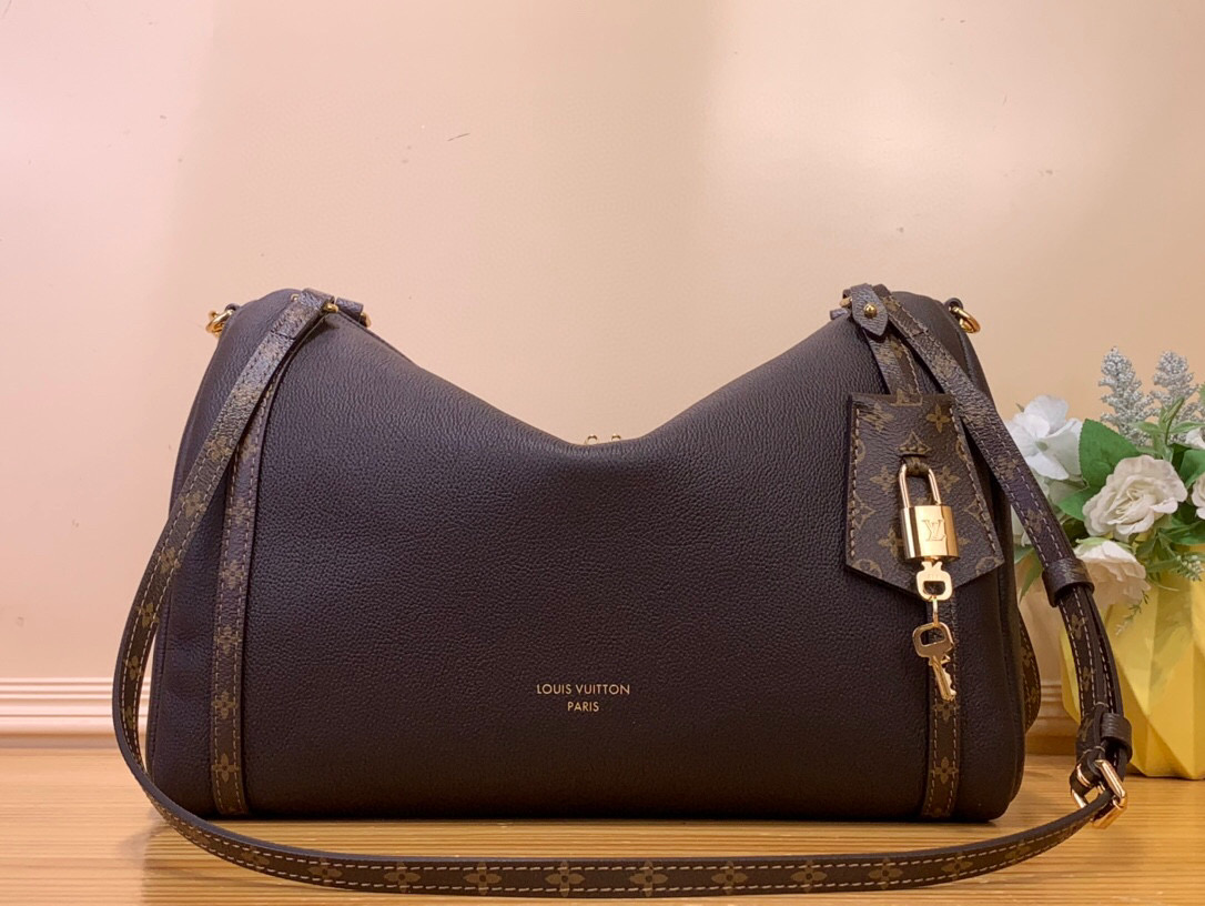 NO:552253,Top original sheet [EXRESS medium handbag] m26359 black (oil wax leather) m26397 black (litchi pattern) This season's Exress Lt medium handbag is specially designed for modern women. This iconic design uses cowhide leather body with Monogram st classic canvas trim. Monogram jacquard lining pays tribute to the brand's long-standing heritage, making it a good choice for urban life, and can switch to multiple backing methods at will. The key bag and padlock of the finishing touch add the finishing touch to the overall design. Size 24 x 18.5 x 36 cm.7219082.. (height x width x length),,cowhide19860909顶级原单【EXRESS 中号手袋】 m26359 黑色（油腊皮） m26397 黑色（荔枝纹） 本季 Exress Lt中号手袋专为现代女性匠心打造.本款标志性设计采用牛皮革包身搭配 Monogram st经典帆布饰边.Monogram 提花内衬致敬品牌悠久传承,成就都市生活佳选,可随心切换多种背法.点睛之笔的钥匙包与挂锁,为整体设计增添点睛精妙细节. 尺寸24 x 18.5 x 36 厘米.7219082.. (高 x 宽 x 长度),,cowhide,Bag