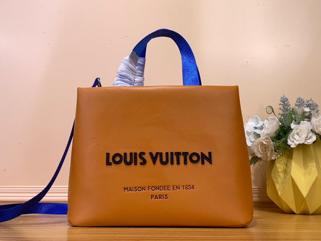 NO:552183,Top original order [MINI SHOER TOTE handbag] m15239 pink m15238 green m15237 yellow harrell Williams hr once again upgraded the iconic design, using cow leather to interpret the Mini Shoer Tote handbag, taking into account the appropriate capacity and fashionable style. The embroidered logo and elegant lining create exquisite details. Dimensions 26 x 10 x 20 cm 5617075 (height x width x  length),,cowhide19860909顶级原单【MINI SHOER TOTE 手袋】 m15239 粉色 m15238 绿色 m15237 黄色 harrell Williams hr本次再度升级标志性设计,以牛皮革演绎 Mini Shoer Tote 手袋,兼顾恰宜容量与时尚格调.刺绣标识和雅致内衬共筑考究细节. 尺寸26 x 10 x 20 厘米 5617075 (高 x 宽 x 长度),,cowhide,Bag