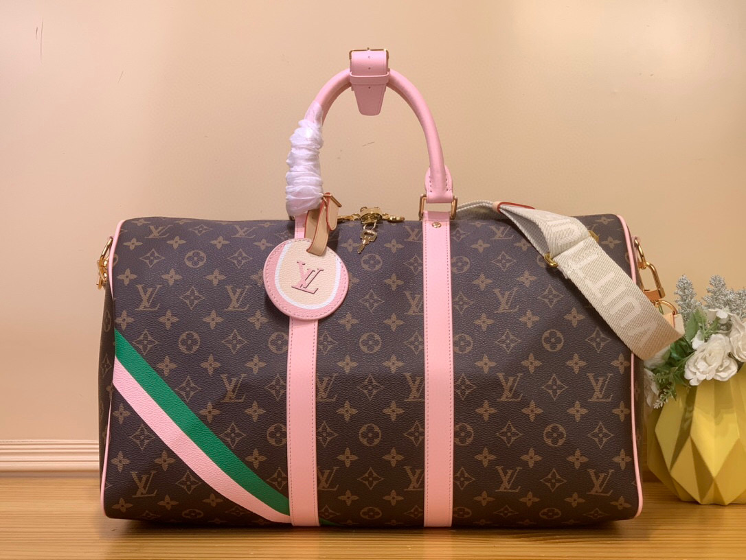 NO:552064,Top original item [KEEALL BANDOULIRE 45 travel bag] m25822 presbyopia/pink screen printing This Keeall Bandoulière 45 travel bag is from the tennis series. It is a Monogram ks canvas bag decorated with colorful stripes and LV tennis shape decoration, with bright leather details. The carry-on luggage size contains ample space, and the detachable shoulder strap is convenient for shoulder and cross-body carry. Size 27 x 20 x 45  cm.6817075 (height x width x length),,louis vuitton19860909顶级原单【KEEALL BANDOULIRE 45 旅行袋】 m25822 老花/ 粉色丝印 本款 Keeall Bandoulière 45 旅行袋出自网球系列,为 Monogram ks帆布包身点缀彩色条纹和 LV 网球造型装饰,搭配明快皮革细节.随身上机行李尺寸内含充裕空间,可拆卸肩带方便肩背和斜挎. 尺寸27 x 20 x 45 厘米.6817075 (高 x 宽 x 长度),,louis vuitton,Bag