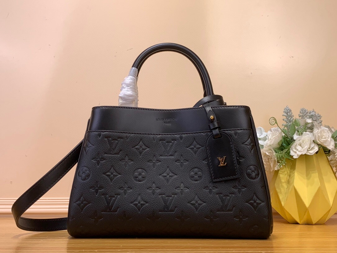 NO:552141,Top original order [Avenue small handbag] m25577 black m15231 gray For a modern and urban lifestyle, Avenue M (Avenue M) is launched, combining functionality and refined silhouette. It is a piece that can add a sense of style to daily wear and evening wear. A modern handbag inspired by the elegant streets of Paris. Signature Monogram  An leather material embellished with a name tag and gold hardware design. The handle folds inside to transform into a crossbody bag. Dimensions: 30 x 19.5 x 12 cm. 7618085 (LxHxW), satchels, crossbody bags19860909顶级原单【Avenue 小号手袋】m25577 黑色 m15231 灰 为了现代和都市的生活方式,结合了功能性和精致的轮廓推出的城市大道M(Avenue M).Ys日常装和晚装都能增添时尚感的单品.在巴黎优雅的街道上受到启发的现代手提包.签名Monogram An皮革材质上装饰了名字标签和金色硬件的设计.把手折叠到内部,可以演出为斜挎包的斜挎包. 尺寸30 x 19.5 x 12 厘米.7618085（长x高x宽）,,satchels,crossbody bags,Bag