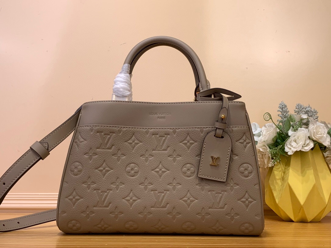 NO:552135,Top original order [Avenue small handbag] m25577 black m15231 gray For a modern and urban lifestyle, Avenue M (Avenue M) is launched, combining functionality and refined silhouette. It is a piece that can add a sense of style to daily wear and evening wear. A modern handbag inspired by the elegant streets of Paris. Signature Monogram  An leather material embellished with a name tag and gold hardware design. The handle folds inside to transform into a crossbody bag. Dimensions: 30 x 19.5 x 12 cm. 7618085 (LxHxW), satchels, crossbody bags19860909顶级原单【Avenue 小号手袋】m25577 黑色 m15231 灰 为了现代和都市的生活方式,结合了功能性和精致的轮廓推出的城市大道M(Avenue M).Ys日常装和晚装都能增添时尚感的单品.在巴黎优雅的街道上受到启发的现代手提包.签名Monogram An皮革材质上装饰了名字标签和金色硬件的设计.把手折叠到内部,可以演出为斜挎包的斜挎包. 尺寸30 x 19.5 x 12 厘米.7618085（长x高x宽）,,satchels,crossbody bags,Bag