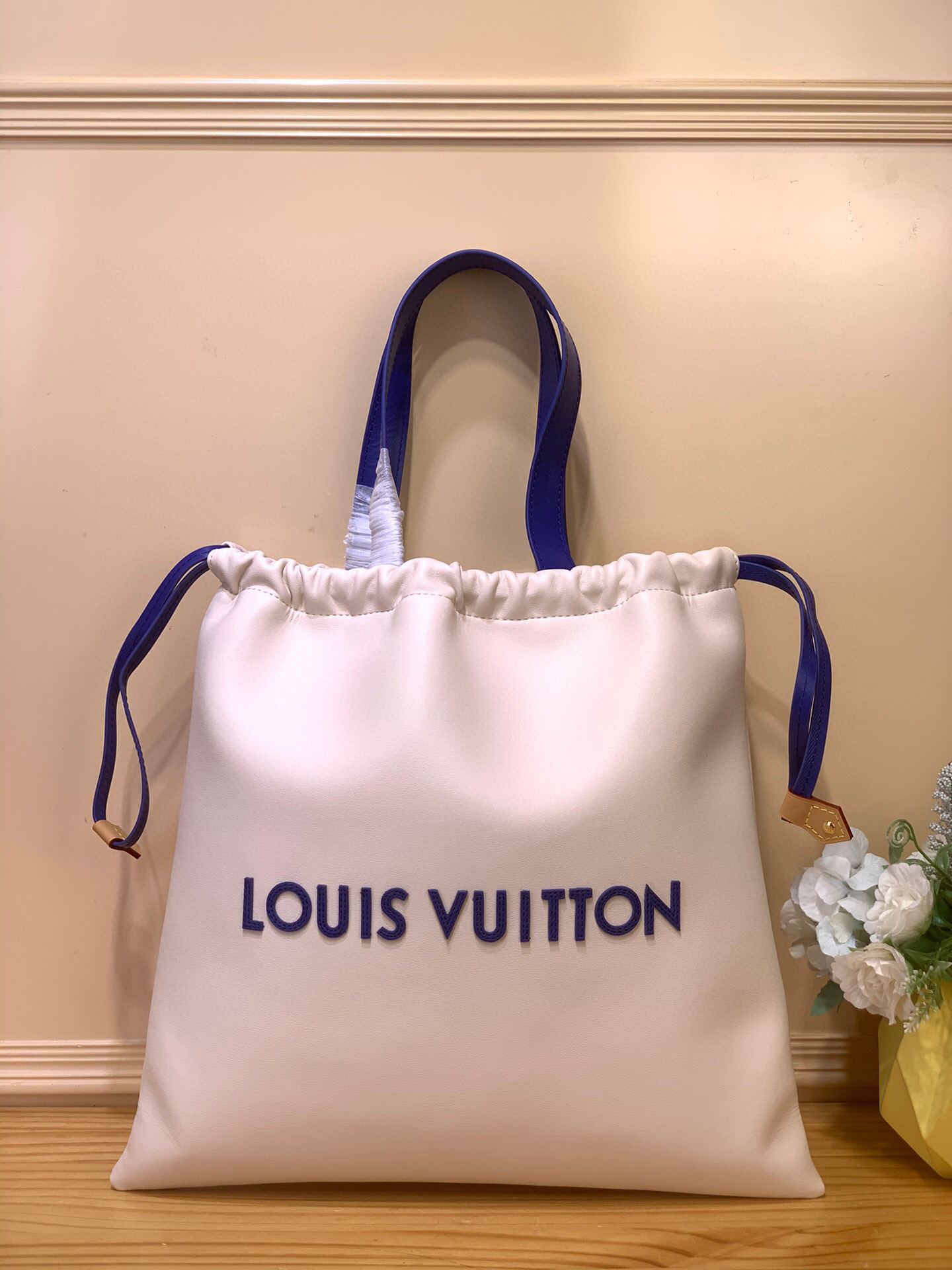 NO:552066,Top original order [DUST BAG TOTE handbag] m15235 white Dust Bag Tote Hr handbag draws inspiration from classic dust bags, using fine nubuck leather to pay tribute to Louis Vuitton's long tradition of craftsmanship. The brand logo embroidery demonstrates elegant strokes, and the drawstring closure and long shoulder strap show functional considerations. Dimensions 34 x 18 x 34 cm. 7018085 (height x width x length),,louis  vuitton19860909顶级原单【DUST BAG TOTE 手袋】 m15235 白色 Dust Bag Tote Hr手袋向经典防尘袋撷取灵感,以细腻正绒面革致敬路易威登悠久的匠艺传承.品牌标识刺绣演绎优雅笔触,抽绳开合与长肩带展现功能考量. 尺寸34 x 18 x 34 厘米.7018085 (高 x 宽 x 长度),,louis vuitton,Bag