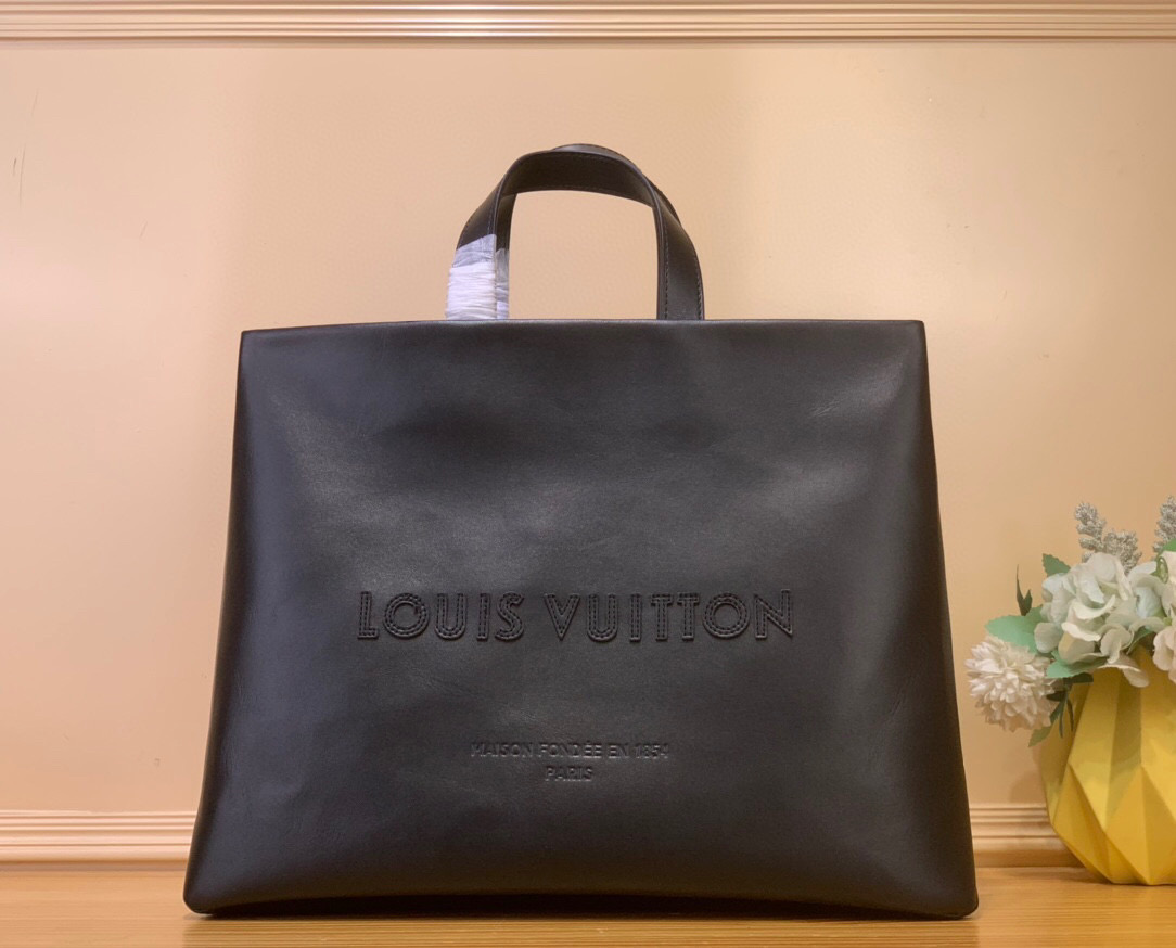 NO:552076,Top original order [SHOER medium handbag] m13979 black This Shoer hr handbag is made of cow leather to reinterpret the Louis Vuitton shopping bag design, with contrasting brand logo to highlight the LV ackaging series, with elegant lining. The top handle and detachable shoulder strap allow you to switch between hand and shoulder, injecting gorgeous charm into daily travel. Dimensions 32 x 16 x 40 cm 6717080 (height x width x  length),,louis vuitton,louis vuitton,cowhide19860909顶级原单【SHOER 中号手袋】 m13979 黑色 本款 Shoer hr手袋选用牛皮革重绎路易威登购物袋设计,以撞色品牌标识点亮 LV ackaging 系列,搭配考究内衬.顶部手柄和可拆卸肩带实现手提和肩背的自如切换,为日常出行注入华美韵致. 尺寸32 x 16 x 40 厘米 6717080 (高 x 宽 x 长度),,louis vuitton,louis vuitton,cowhide,Bag