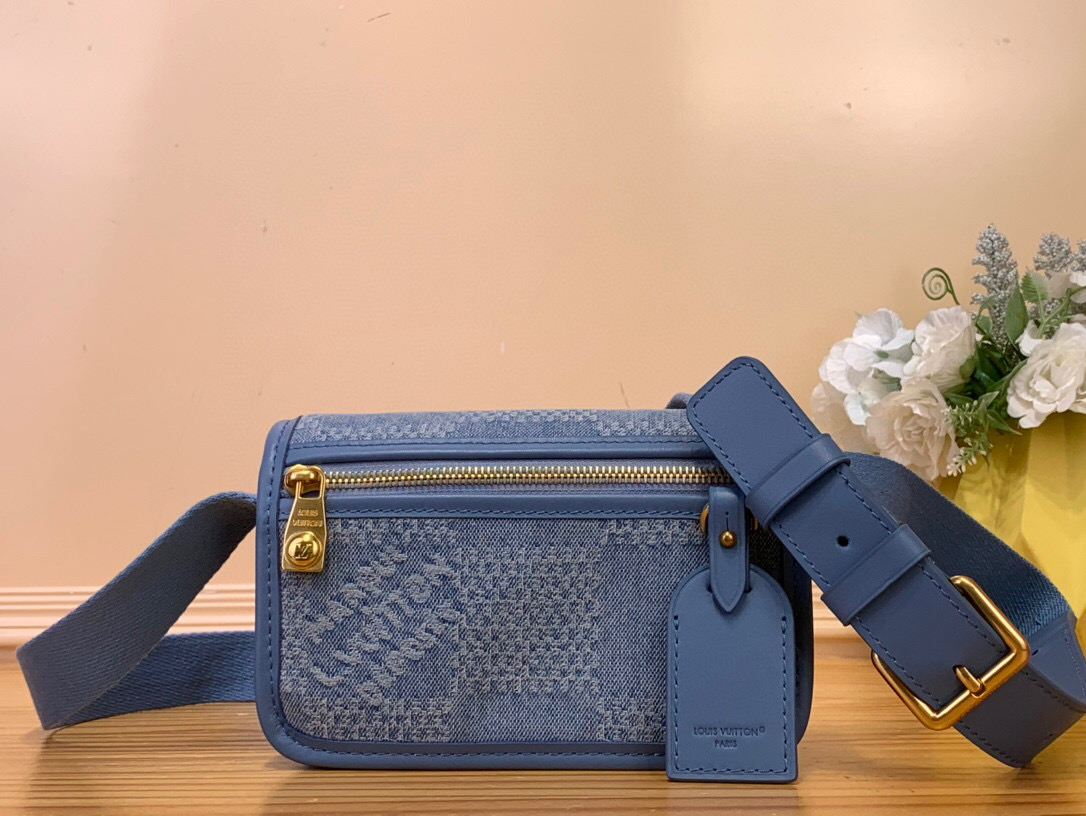 NO:552080,Top original item [BOSHORE mini handbag] N00210 denim/plaid This Boshore mini handbag is made of Damier Denim 3D gx cotton canvas, with a large plaid pattern to release the urban trend style. The cow leather trim is matched with a detachable name tag, and the metallic beaded zipper puller once again shows Harrell Williams' unremitting pursuit of exquisite details. The adjustable shoulder strap allows for cross-body or shoulder style. Size 12 x 7 x  19 cm 4715055 (height x width x length),,cowhide19860909顶级原单【BOSHORE 迷你手袋】 N00210 牛仔/格子 本款 Boshore 迷你手袋取材 Damier Denim 3D gx棉质帆布,以大号格纹释放都市潮流风范.牛皮革饰边搭配可拆卸名牌,金属质感珠饰拉链头再度展现 harrell Williams 对考究细节的不懈追求.可调节肩带实现斜挎或肩背造型. 尺寸12 x 7 x 19 厘米 4715055 (高 x 宽 x 长度),,cowhide,Bag