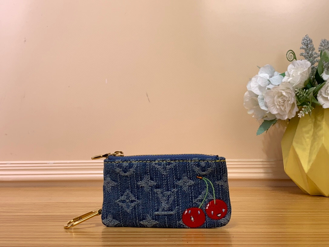 NO:552113,Top Original List [LV x TM Key ouch] m14938 Denim/Cherry This practical key bag is elevated by the joyful details of the re-edition of the Louis Vuitton x Murakami series. It is made from House ms' iconic Monogram denim with a playful style embroidered cherry pattern in Japanese artists. Designed for storing keys and other small necessities, the golden hook on the chain allows this style to be attached to the bag or belt loop. Size 12 x 7 x 1.5 cm 1812026 (L x H x W),,louis vuitton,louis vuitton19860909顶级原单【LV x TM Key ouch】 m14938 牛仔/樱桃 这款实用的钥匙袋被路易威登x村上系列重版的欢乐细节提升了.它由House ms的标志性Monogram牛仔布制成,并带有日本艺术家俏皮风格的刺绣樱桃图案.设计用于存放钥匙和其他小必需品,链条上的金色钩子允许这种风格连接到包或皮带环上. 尺寸12 x 7 x 1.5厘米 1812026（长x高x宽）,,louis vuitton,louis vuitton,Bag