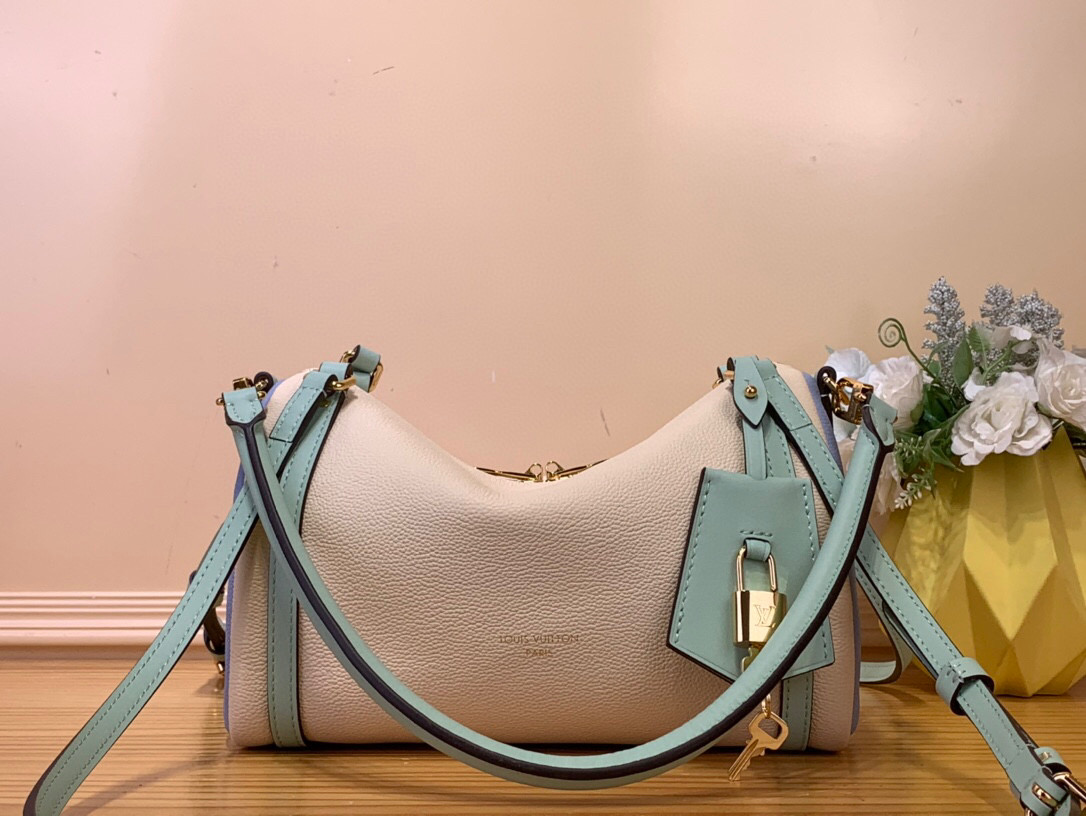 NO:552098,Top original order [EXRESS small handbag] m26039 black m26360 smoke green m26905 ivory white This Exress St small handbag can be called an urban luxury product. Its design is inspired by the brand's classic Keeall travel bag. It is carefully made of fine cow leather and decorated with Monogram  Classic pattern edging and lining, paired with metal hardware and the iconic key bag and padlock, show the essence of Louis Vuitton's travel tradition. The compact size is just right to store daily belongings, and can be switched with multiple carrying methods to suit modern urban life. Dimensions 17 x 13.5 x 26 cm 7018085 (height x width x length),,louis vuitton,cowhide19860909顶级原单【EXRESS 小号手袋】 m26039 黑色 m26360 烟灰绿 m26905 象牙白 本款 Exress St 小号手袋堪称都市臻品,其设计灵感源自品牌经典 Keeall 旅行袋.选用细腻牛皮革精心打造,饰以 Monogram 经典花纹镶边与内衬,搭配金属件及标志性钥匙包与挂锁,尽显路易威登旅行传统的精髓.精巧尺寸恰能收纳日常随身物件,多种背法随心切换,契合现代都市生活. 尺寸17 x 13.5 x 26 厘米 7018085 (高 x 宽 x 长度),,louis vuitton,cowhide,Bag