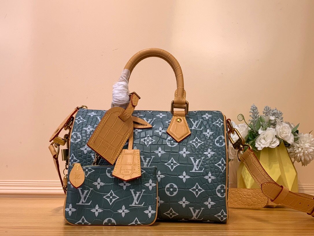 NO:552119,Top original order [SEEDY 9 BANDOULIRE25 handbag] m24425 light blue/cow leather embossed crocodile pattern This Seedy 9 Bandoulière25 Monogram leather handbag uses soft cow leather to convey a luxurious texture. The Monogram print imitates the Monogram elements on the canvas. Polished metal parts, sheepskin lining and built-in signage highlight creative director harrell Williams' focus on exquisite details. Size 25 x 15  x15 cm (length x height x width) 120121140,,cowhide,sheepskin19860909顶级原单【SEEDY 9 BANDOULIRE25 手袋】 m24425 浅蓝色/牛皮压鳄鱼纹 本款 Seedy 9 Bandoulière25Monogram 皮革手袋以柔软牛皮革传递华贵质感.Monogram 印花临摹帆布上的Monogram 元素.抛光金属件、羊皮革内衬与内置标牌彰显创意总监harrell Williams 对考究细节的专注. 尺寸25 x 15 x15厘米(长度x高x宽) 120121140,,cowhide,sheepskin,Bag