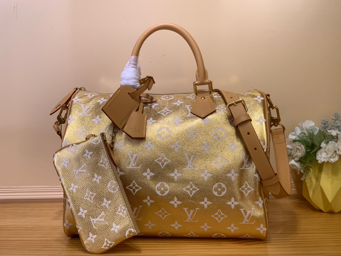 NO:552123,Top original order [SEEDY 9 BANDOULIRE40 handbag] M24418 blue m24417 green m24419 yellow m24420 red m24422 brown m11563 pink purple m11564 lake blue m11597 purple / light green / royal blue This Seedy 9 Bandoulière 40 Monogram  The Leather handbag is made of soft grained cow leather wrapped with sheepskin lining, and uses a silk-screened Monogram pattern to present the blurred look of canvas printing, expressing the new season's ingenuity of creative director harrell Williams. Size 40 x 26 x 23 cm,,cowhide,sheepskin19860909顶级原单【SEEDY 9 BANDOULIRE40手袋】M24418 蓝色 m24417绿色 m24419黄色 m24420红色 m24422 棕色 m11563 粉紫色 m11564 湖水蓝 m11597 紫色 /淡绿色 / 宝蓝色 本款Seedy 9 Bandoulière 40 Monogram Leather手袋为柔软粒面牛皮革包裹羊皮革内衬,以丝印Monogram 图案呈现帆布印花的迷离观感,道出创意总监harrell Williams的新季巧思. 尺寸40 x 26 x23厘米,,cowhide,sheepskin,Bag