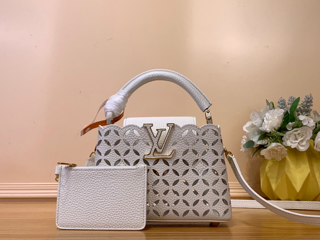 NO:552110,Top original order [CAPUCINES mini handbag] m25497 white (hollow) This Capucines hr mini handbag shines in the early autumn series with the Bloomcut pattern. The laser-cut cowhide presents fine perforations, subtly paying tribute to the brand's classic Monogram flower. The LV letters and top handle are rich in details, suitable for cross-body, shoulder or hand carry. Size 14 x 8 x 21 cm  112121250 (height x width x length),,louis vuitton,cowhide19860909顶级原单【CAPUCINES 迷你手袋】 m25497 白色（镂空） 本款 Capucines hr迷你手袋以 Bloomcut 图案于 早秋系列大放异彩.激光切割牛皮革呈现细腻镂孔,巧妙致意品牌经典 Monogram 花卉.LV 字母与顶部手柄丰富细节,斜挎、肩背或手提皆宜. 尺寸14 x 8 x 21 厘米 112121250 (高 x 宽 x 长度),,louis vuitton,cowhide,Bag