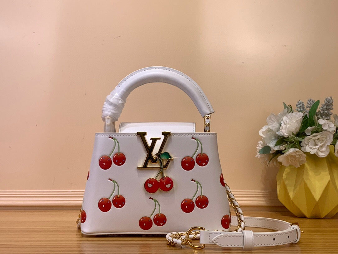 NO:552116,Top original order [LV x TM CAUCINES Mini Handbag] m13251 White/Cherry This Caucines Hl mini handbag interprets the trend proposition of the Louis Vuitton x Murakami replica series with a summery style. The cow leather is blended with a bright cherry embossed pattern, subtly highlighting the iconic brushwork of the Japanese artist. The metal parts and the LV letters on the front sparkle with a subtle sheen. Dimensions 13.6 x 8 x 21 cm  120121300 (height x width x length),,louis vuitton,louis vuitton,cowhide19860909顶级原单【LV x TM CAUCINES 迷你手袋】m13251 白色/樱桃 本款 Caucines Hl迷你手袋以夏日风姿诠释路易威登 x 村上隆复刻系列的潮流主张.牛皮革融入明丽的樱桃压纹图案,巧妙点明日本艺术家的标志性笔触.金属件和正面 LV 字母闪烁微妙莹泽. 尺寸13.6 x 8 x 21 厘米 120121300 (高 x 宽 x 长度),,louis vuitton,louis vuitton,cowhide,Bag