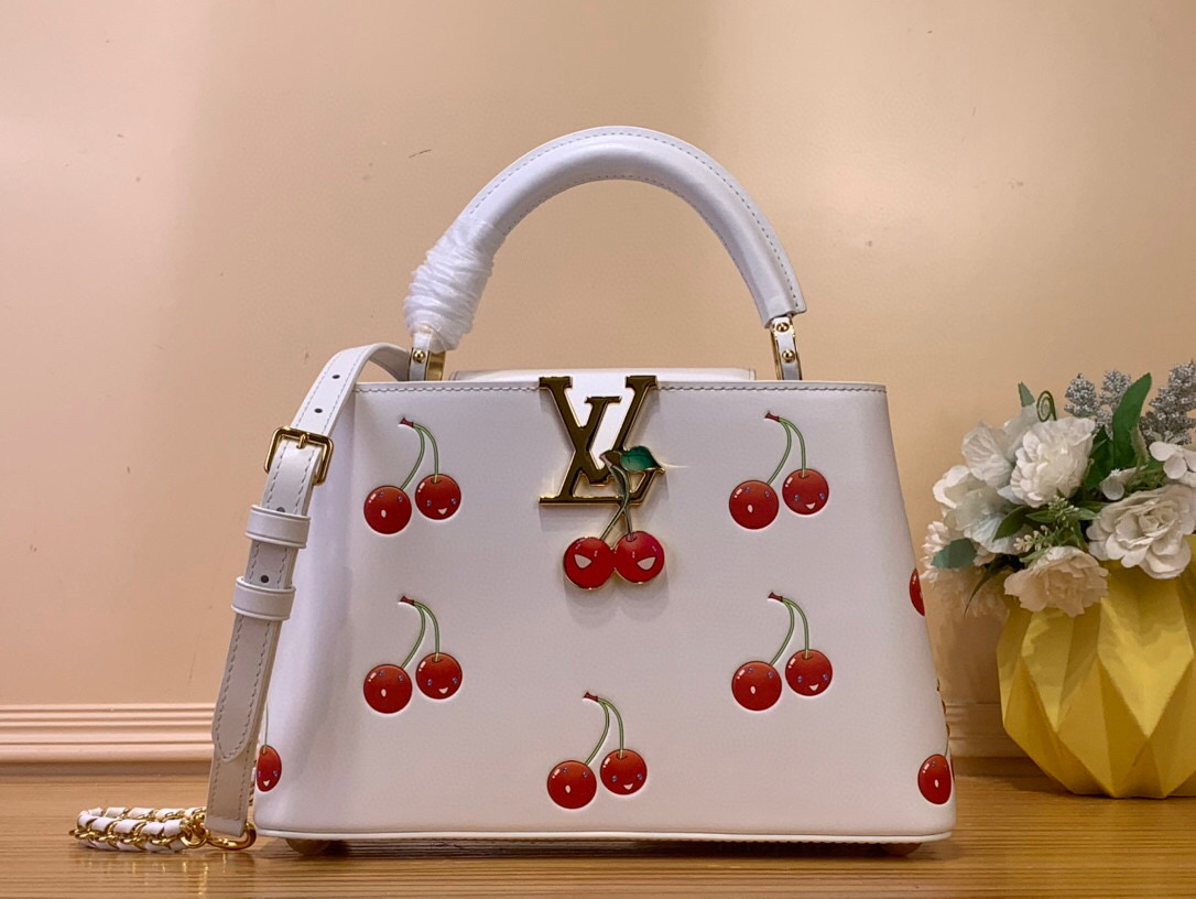 NO:552114,Top original order [LV x TM CAUCINES bb handbag] m13251 white/cherry This Caucines bb Hl handbag interprets the trend proposition of the Louis Vuitton x Murakami replica series with a summery style. The cow leather is blended with a bright cherry embossed pattern, which cleverly highlights the iconic brushstrokes of the Japanese artist. The metal parts and the LV letters on the front sparkle with a subtle sheen. Size 17.3 x 9 x 27 cm  130121450 (height x width x length),,louis vuitton,louis vuitton,cowhide19860909顶级原单【LV x TM CAUCINES bb手袋】m13251 白色/樱桃 本款 Caucines bb Hl手袋以夏日风姿诠释路易威登 x 村上隆复刻系列的潮流主张.牛皮革融入明丽的樱桃压纹图案,巧妙点明日本艺术家的标志性笔触.金属件和正面 LV 字母闪烁微妙莹泽. 尺寸17.3 x 9 x 27 厘米 130121450 (高 x 宽 x 长度),,louis vuitton,louis vuitton,cowhide,Bag