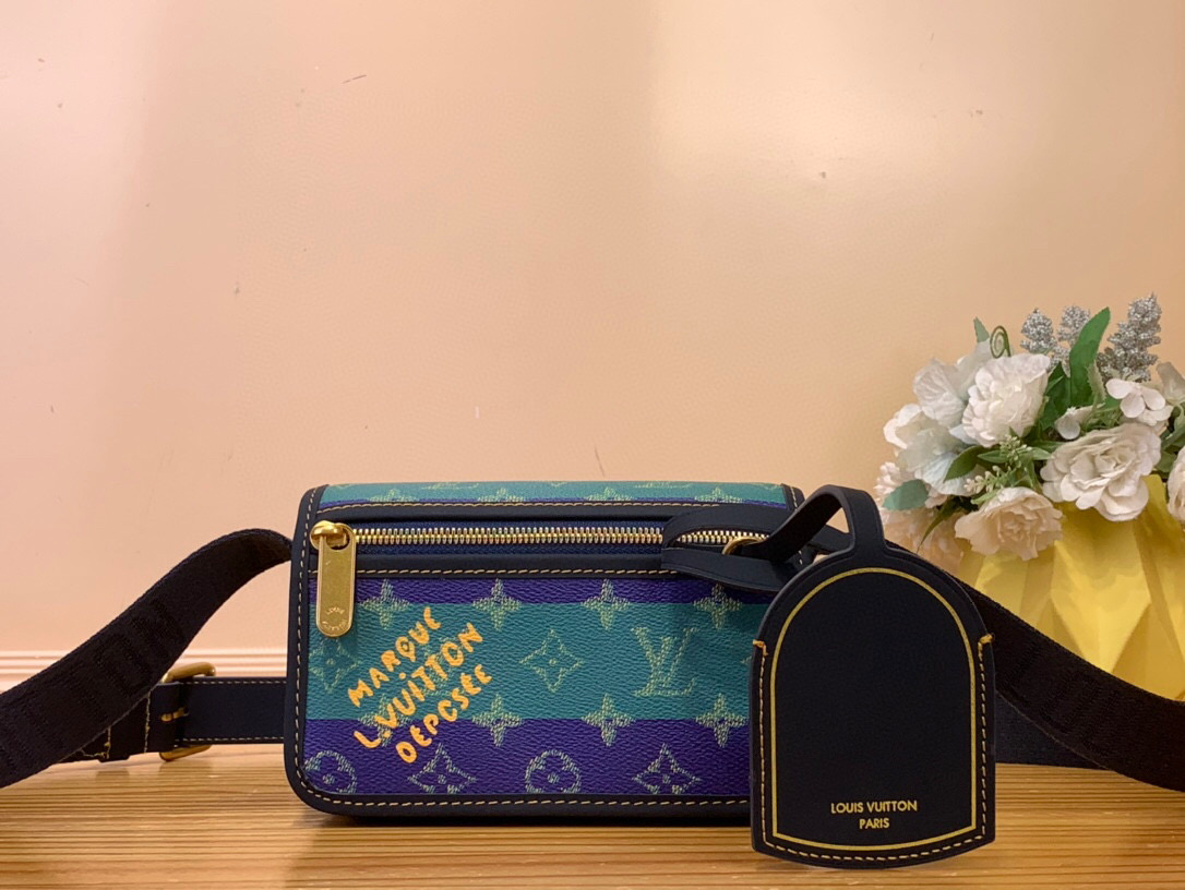 NO:552126,Top original qBOSHORE mini handbag] m13173 Boshore mini handbag is named after the brand's vintage Boshore Hr series. It uses simple lines and compact structure to achieve comfortable carrying, and then uses the detachable nameplate to show its classic meaning. The adjustable fabric shoulder strap crosses the accordion ring and creates exquisite details with the zippered front pocket. Size 12 x 7 x 19 cm. 5516065,19860909顶级原单qBOSHORE 迷你手袋】m13173 Boshore 迷你手袋得名于品牌 年代的复古 Boshore Hr系列,以简洁线条和紧凑构型成就舒适背携,再借可拆卸名牌展露经典意味.可调节织物肩带横穿风琴圈环,与拉链前袋共筑工致细节. 尺寸12 x 7 x 19 厘米.5516065,,Bag