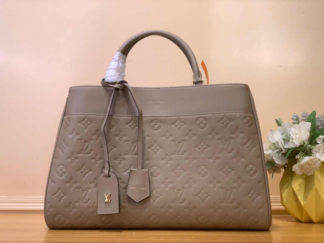 NO:552132,Top original item [Avenue MM Handbag] m25575 Black A modern alternative to Grand ales handbags, Avenue MM Ys has a timeless design suitable for busy city life. Signature Monogram An leather material. Naming choice and kibel details that pay tribute to Haus's outstanding craftsmanship. Spacious and practical items that can store A4-sized documents, laptops, and various daily necessities. Dimensions 38.5 x 24 x 15 cm  8619095 (length x height x width),19860909顶级原单【Avenue MM 手袋】 m25575 黑色 成为Grand ales手袋的现代替代方案的Avenue MM Ys适合繁忙的城市生活的超越时代的设计.签名Monogram An皮革材质.向豪斯卓越的工匠精神致敬的命名选择和基贝尔细节.可以收纳A4尺寸的文件、笔记本电脑以及各种日常必需品的宽敞实用物品. 尺寸38.5 x 24 x 15 厘米 8619095（长x高x宽）,,Bag