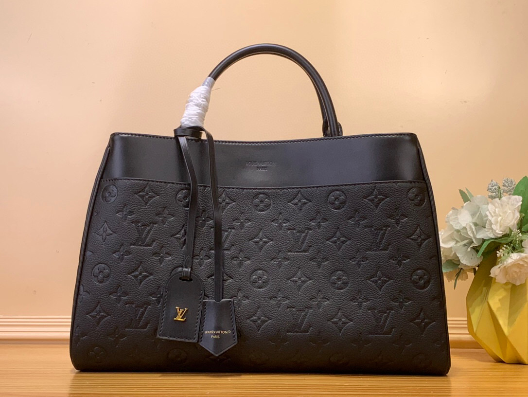 NO:552129,Top original list 【Avenue MM handbag】m25575 Black Avenue MM is a modern alternative to Grand ales Ys handbags. Designed beyond the times for busy city life. Signature Monogram An leather material. Naming choices and Kiberk details paying tribute to House's outstanding craftsmanship. Spacious and practical items that can store A4 size documents, laptops and various daily necessities. Size 38.5 x 24 x 15 cm 8619095 (L x H x W),19860909顶级原单【Avenue MM 手袋】 m25575 黑色 成为Grand ales Ys手袋的现代替代方案的Avenue MM.适合繁忙的城市生活的超越时代的设计.签名Monogram An皮革材质.向豪斯卓越的工匠精神致敬的命名选择和基贝尔细节.可以收纳A4尺寸的文件、笔记本电脑以及各种日常必需品的宽敞实用物品. 尺寸38.5 x 24 x 15 厘米 8619095（长x高x宽）,,Bag