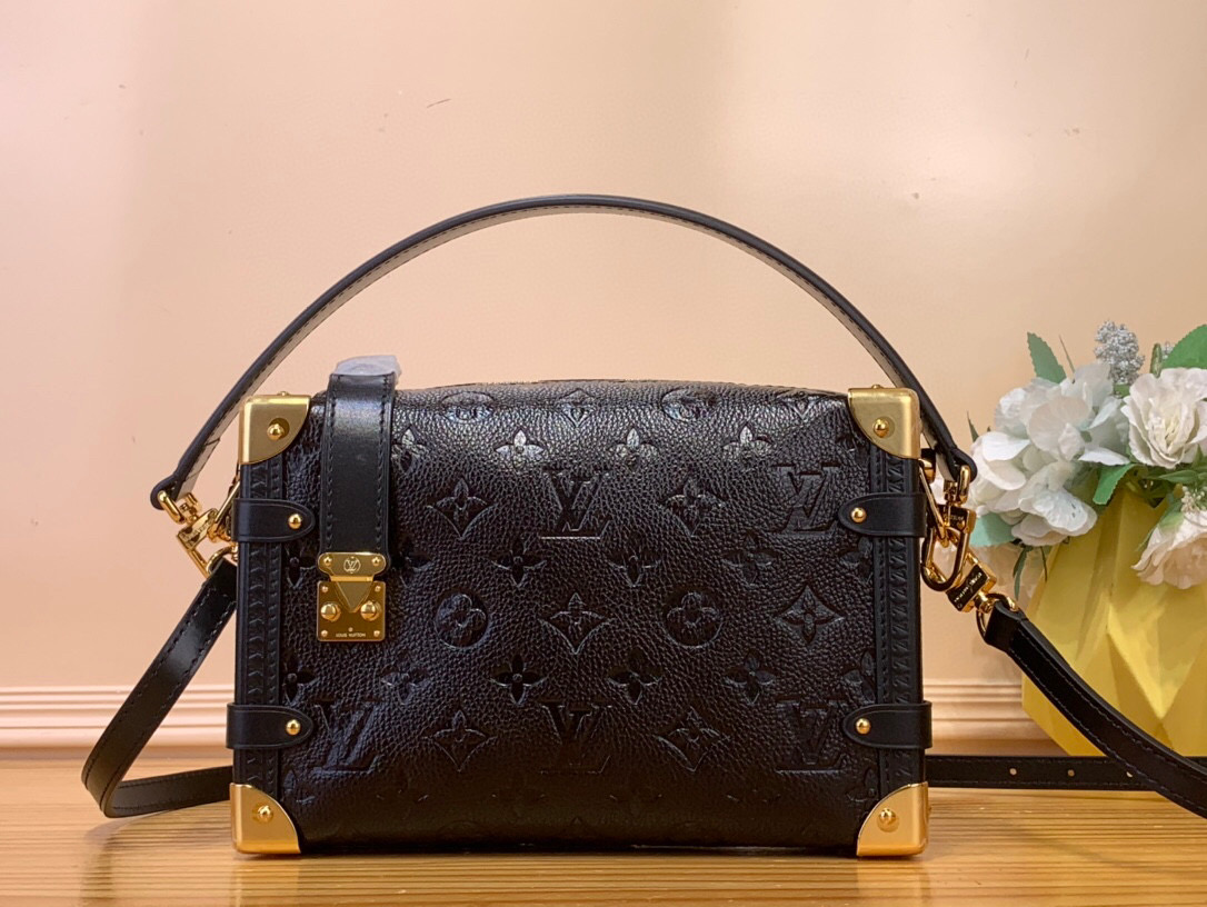 NO:552189,Top original order [SIDE TRUNK medium handbag] m26304 chocolate color continues to interpret Louis Vuitton's trunk-making tradition in the autumn and winter series. This Side Trunk Ys medium handbag is made of iconic Monogram Saga Lt leather, and its retro texture is inspired by supermodel Freja Beha Erichsen in Nicolas Ghesquière  The classic trench coat worn in the first show. The design with multiple carrying methods makes it easy to switch between day and night occasions, combining practical function and elegance. Dimensions: 16 x 8.5 x 23.5 cm. 8619078.. (Height x Width x Length),, louis vuitton19860909顶级原单【SIDE TRUNK 中号手袋】 m26304 巧克力色 在 秋冬系列中持续演绎路易威登的制箱传统.本款 Side Trunk Ys中号手袋采用标志性 Monogram Saga Lt皮革打造,其复古质感灵感源自超模 Freja Beha Erichsen 在 Nicolas Ghesquière 首秀中穿着的经典风衣.多种携带方式的设计,令其从容应对昼夜场合切换,兼具实用功能与优雅气质. 尺寸16 x 8.5 x 23.5 厘米.8619078.. (高 x 宽 x 长度),,louis vuitton,Bag