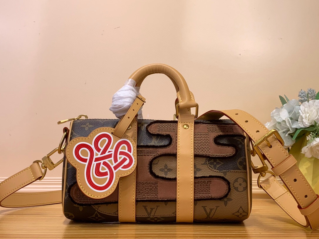 NO:552223,Top original list [Keeall Bandoulière] M15428 nigo/ Color block This Keeall Bandoulière 25 Jm handbag is inspired by the Boro patchwork craftsmanship of Japan. It is embroidered with Monogram and Damier canvas for the classic Monogram canvas, creating a creative pattern similar to the terrain. Size 25 x 15 x 11 cm (Length x Height x Width).6217975,19860909顶级原单【Keeall Bandoulière】M15428 nigo/ 拼色 本款 Keeall Bandoulière 25 Jm手袋自日本 Boro 拼布工艺采撷灵感,为经典 Monogram 帆布包身绣上 Monogram 和 Damier 帆布,成就恰似地形的创意图案. 尺寸25 x 15 x 11 厘米（长x 高 x 宽度).6217975,,Bag