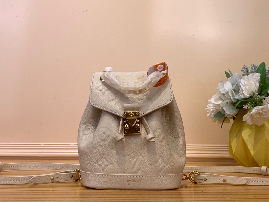 NO:552147,Top original sheet [NANO NO Backpack] m14549 Black m25819 White This Nano Noé Backpack is made of Monogram Emreinte Ys leather, with drawstring design and soft contour echoing the original configuration, highlighting the eclectic function and trend. The dazzling S-lock buckle lights up the details, remove the leather shoulder strap and transform into a mini shoulder bag. Size 15 x 10 x 19 cm 7018085 (height x width x length),,shoulder bags19860909顶级原单【NANO NO 双肩包】 m14549 黑色 m25819 白色 本款 Nano Noé 双肩包取材 Monogram Emreinte Ys皮革,以抽绳设计和柔润轮廓呼应原版构型,彰显功能和潮流的兼收并蓄.耀目 S-lock 锁扣点亮细节,卸下皮革肩带即可化身迷你单肩包. 尺寸15 x 10 x 19 厘米 7018085 (高 x 宽 x 长度),,shoulder bags,Bag