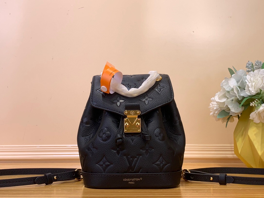 NO:552153,Top original sheet [NANO NO Backpack] m14549 Black m25819 White This Nano Noé Backpack is made of Monogram Emreinte Ys leather, with drawstring design and soft contour echoing the original configuration, highlighting the eclectic function and trend. The dazzling S-lock buckle lights up the details, remove the leather shoulder strap and transform into a mini shoulder bag. Size 15 x 10 x 19 cm 7018085 (height x width x length),,shoulder bags19860909顶级原单【NANO NO 双肩包】 m14549 黑色 m25819 白色 本款 Nano Noé 双肩包取材 Monogram Emreinte Ys皮革,以抽绳设计和柔润轮廓呼应原版构型,彰显功能和潮流的兼收并蓄.耀目 S-lock 锁扣点亮细节,卸下皮革肩带即可化身迷你单肩包. 尺寸15 x 10 x 19 厘米 7018085 (高 x 宽 x 长度),,shoulder bags,Bag